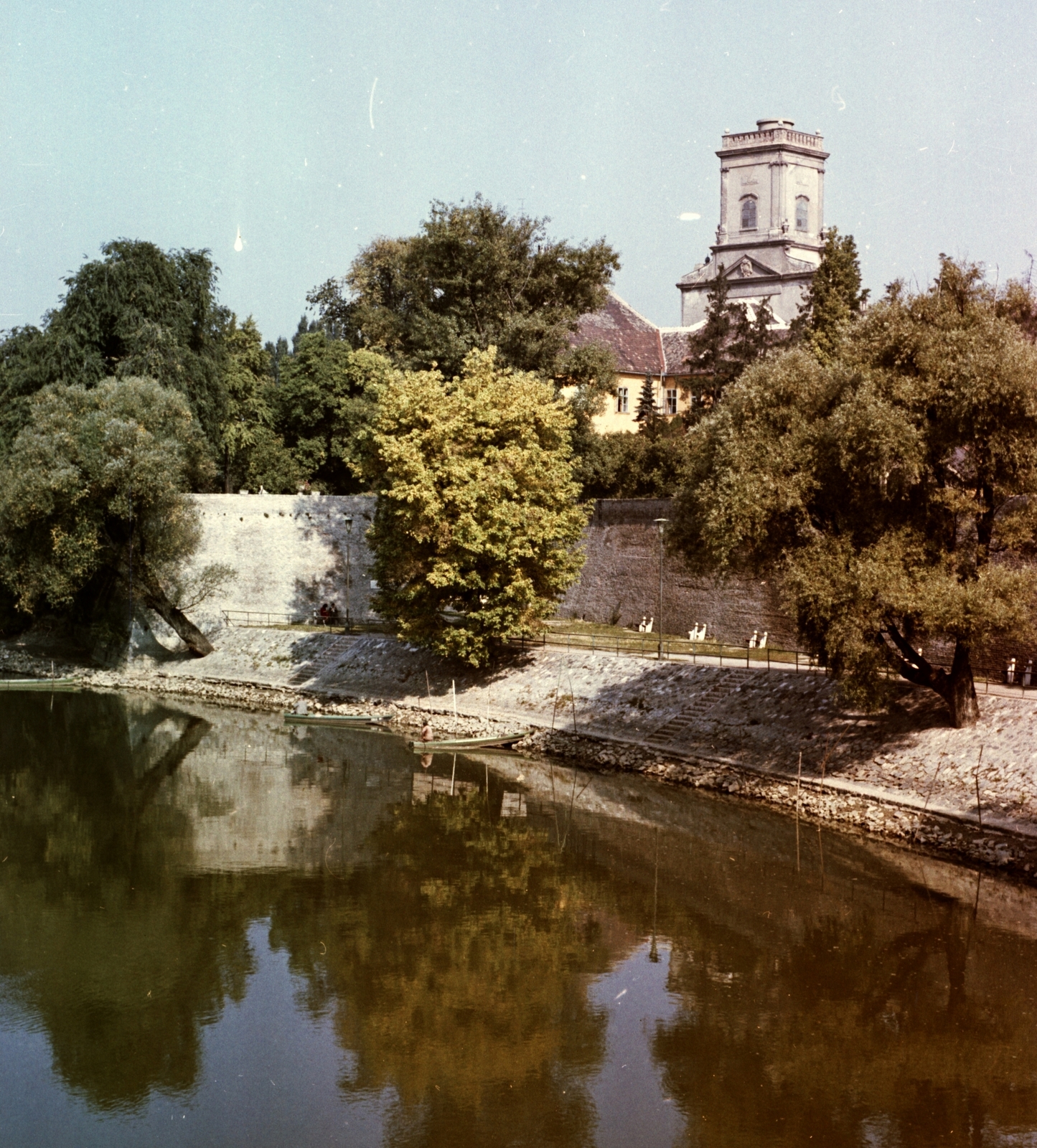 Hungary, Győr, Püspökvár a Kettős híd felől nézve., 1965, Építésügyi Dokumentációs és Információs Központ, VÁTI, church, colorful, river, Fortepan #29284