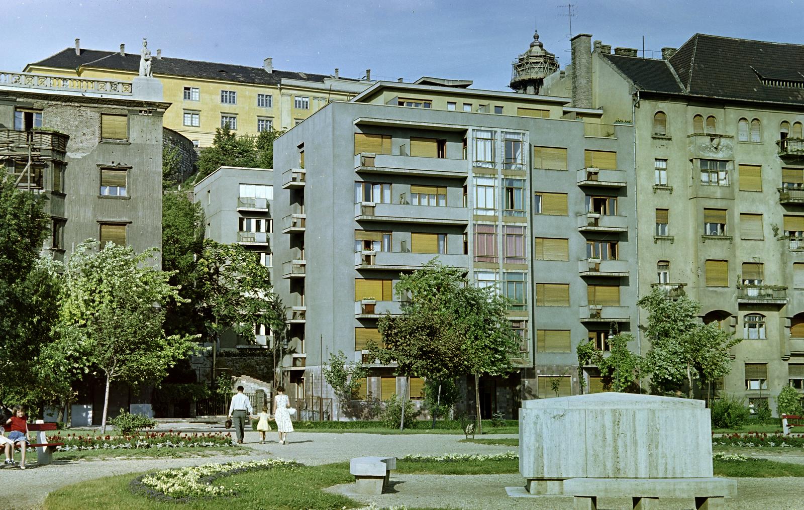Magyarország, Budapest I., Vérmező, a magyar jakobinus mozgalom emlékére emelt kőkoporsó Matzon Frigyes szobrászművész alkotása (1955). Háttérben középen az Attila út 131. számú ház látható., 1964, Inkey Tibor, Budapest, Fortepan #292840