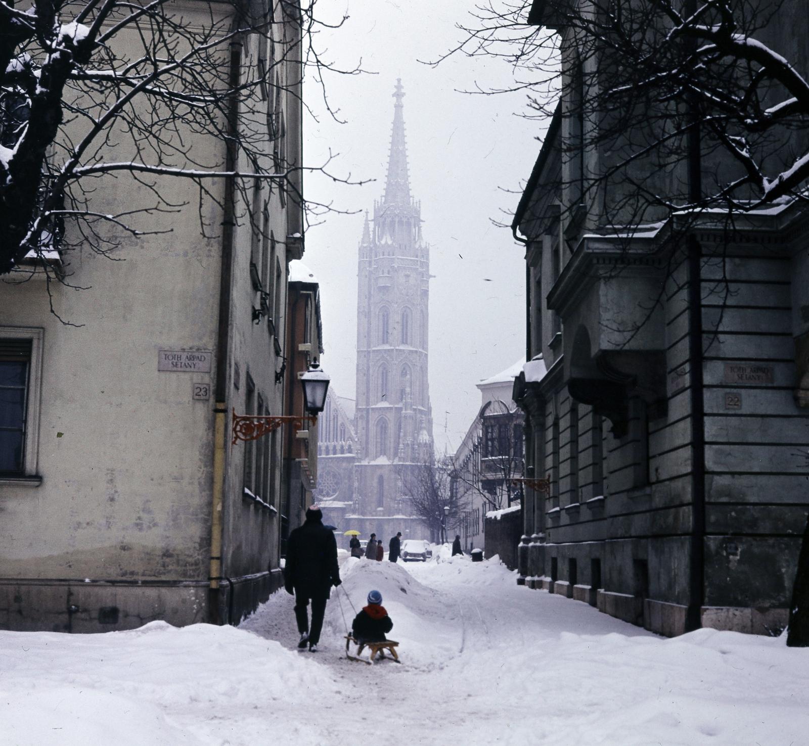 Hungary, Budapest I., Tóth Árpád sétány, szemben a Szentháromság utca és a Mátyás-templom., 1973, Inkey Tibor, Budapest, Fortepan #292847