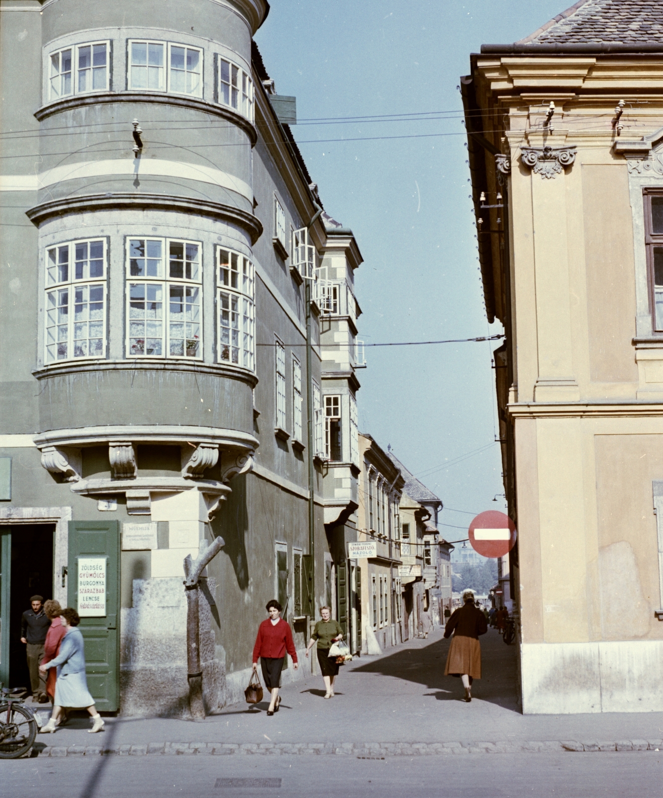 Hungary, Győr, Stelczer Lajos utca a Széchenyi térről nézve., 1965, Építésügyi Dokumentációs és Információs Központ, VÁTI, colorful, street view, genre painting, Fortepan #29286