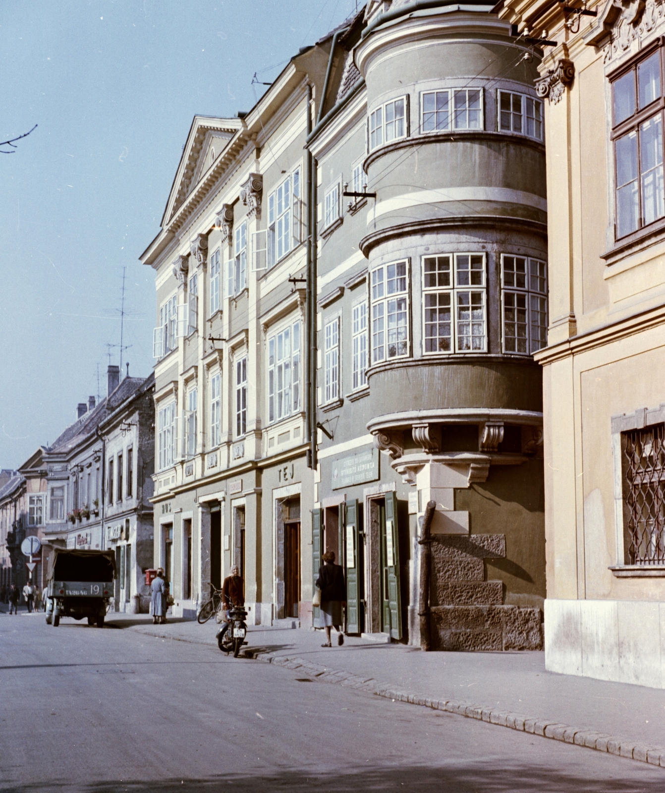 Magyarország, Győr, Széchenyi tér, Vastuskós ház., 1965, Építésügyi Dokumentációs és Információs Központ, VÁTI, színes, motorkerékpár, teherautó, utcakép, Fortepan #29287