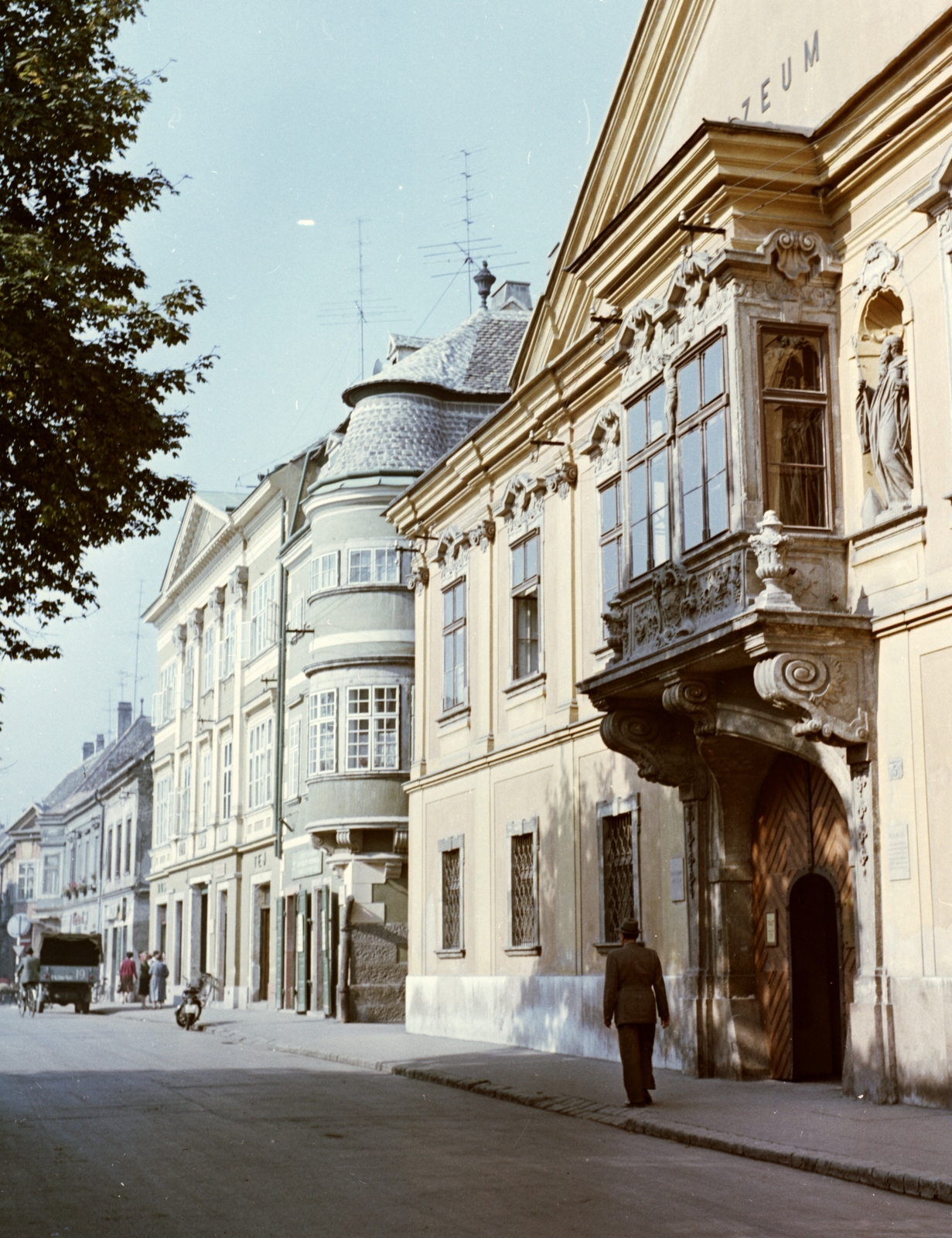Hungary, Győr, Széchenyi tér, szemben a Stelczer Lajos utca sarkán a Vastuskós ház, jobbra a Xantus János Múzeum (Apátúr ház)., 1965, Építésügyi Dokumentációs és Információs Központ, VÁTI, colorful, commercial vehicle, street view, museum, Baroque-style, Benedictines, Fortepan #29288