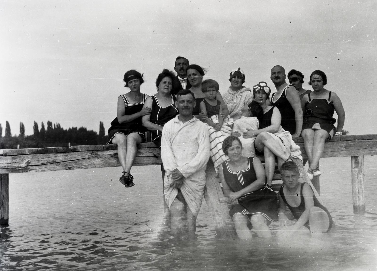 Magyarország, Balatonalmádi, strand., 1912, Kenderessy Tibor, csoportkép, Fortepan #292882