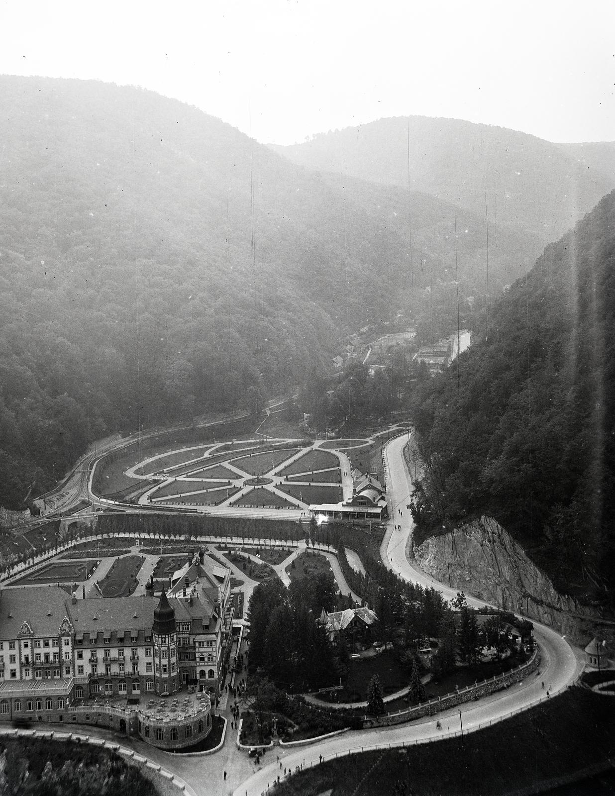 Magyarország, Miskolc,Lillafüred, Palotaszálló a Dolka tetőről a Zsófia toronytól nézve., 1930, Kenderessy Tibor, Fortepan #292883