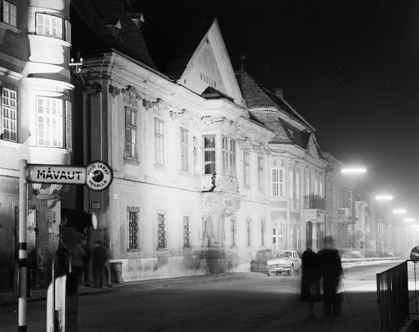 Hungary, Győr, Széchenyi tér, Xantus János Múzeum (Apátúr ház)., 1973, Építésügyi Dokumentációs és Információs Központ, VÁTI, bus stop, museum, Baroque-style, Benedictines, Fortepan #29289