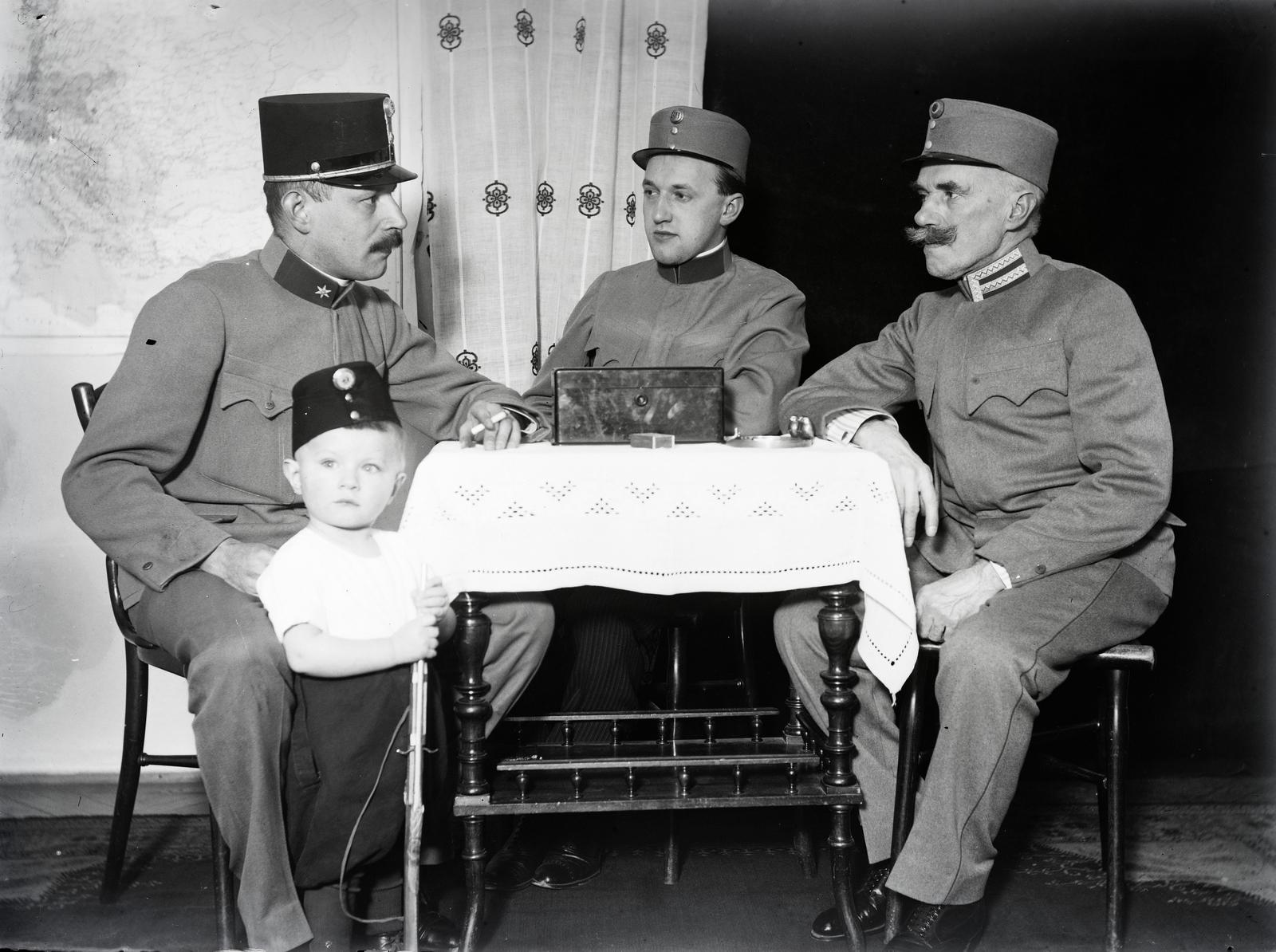 1915, Kenderessy Tibor, kid, table, men, soldier, Fortepan #292892