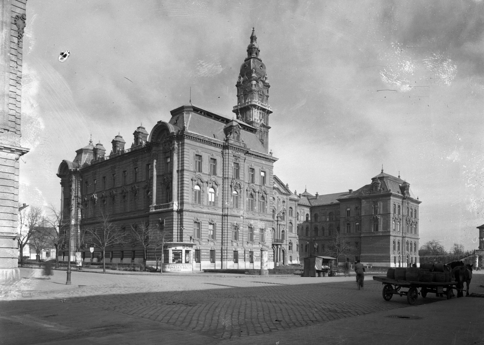 Hungary, Győr, Városháza., 1951, UVATERV, horse, Horse-drawn carriage, coach, tobacco shop, public building, Neo-Baroque-style, Jenő Hübner-design, Fortepan #2929