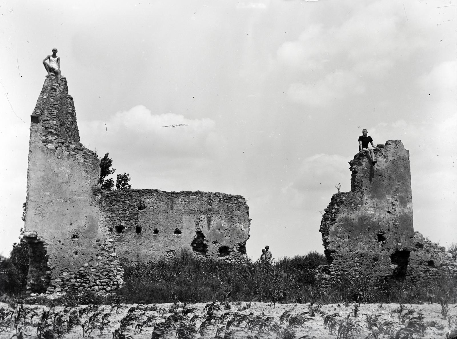 Hungary, Budapest III., Kossuth Lajos üdülőpart a Barát-patak torkolatánál, az egykori Pusztatemplom Árpád-kori romjai., 1920, Kenderessy Tibor, Best of, castle ruins, Budapest, Fortepan #292905