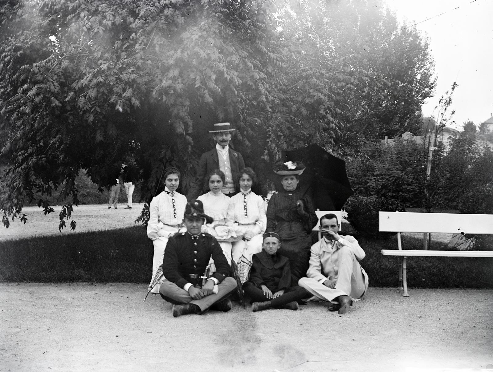 1916, Kenderessy Tibor, földön ülés, család, napernyő, törökülés, Fortepan #292915