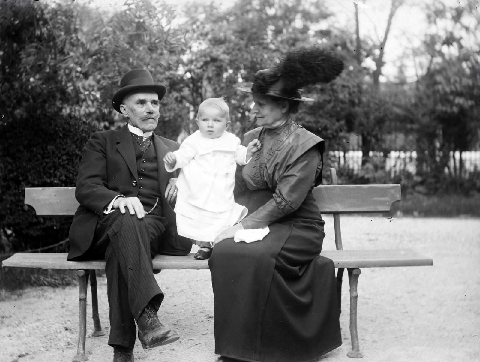 Hungary, Budapest II., balra Jelinek Antal a Budapesti Polgári Lövészegyesület helyettes főlövészmestere és lövészbizottsági elnöke., 1916, Kenderessy Tibor, Budapest, bench, grandparent, Fortepan #292917