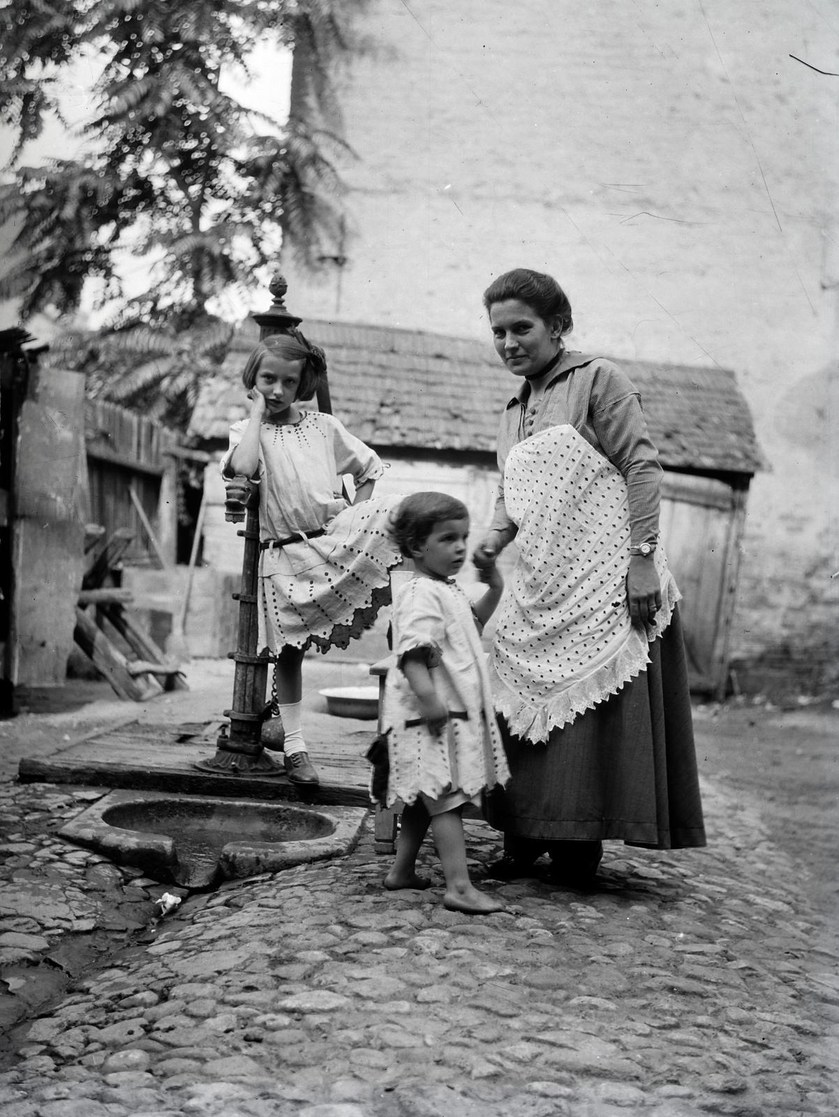 1920, Kenderessy Tibor, mother, girls, white dress, drinking fountain, Fortepan #292922