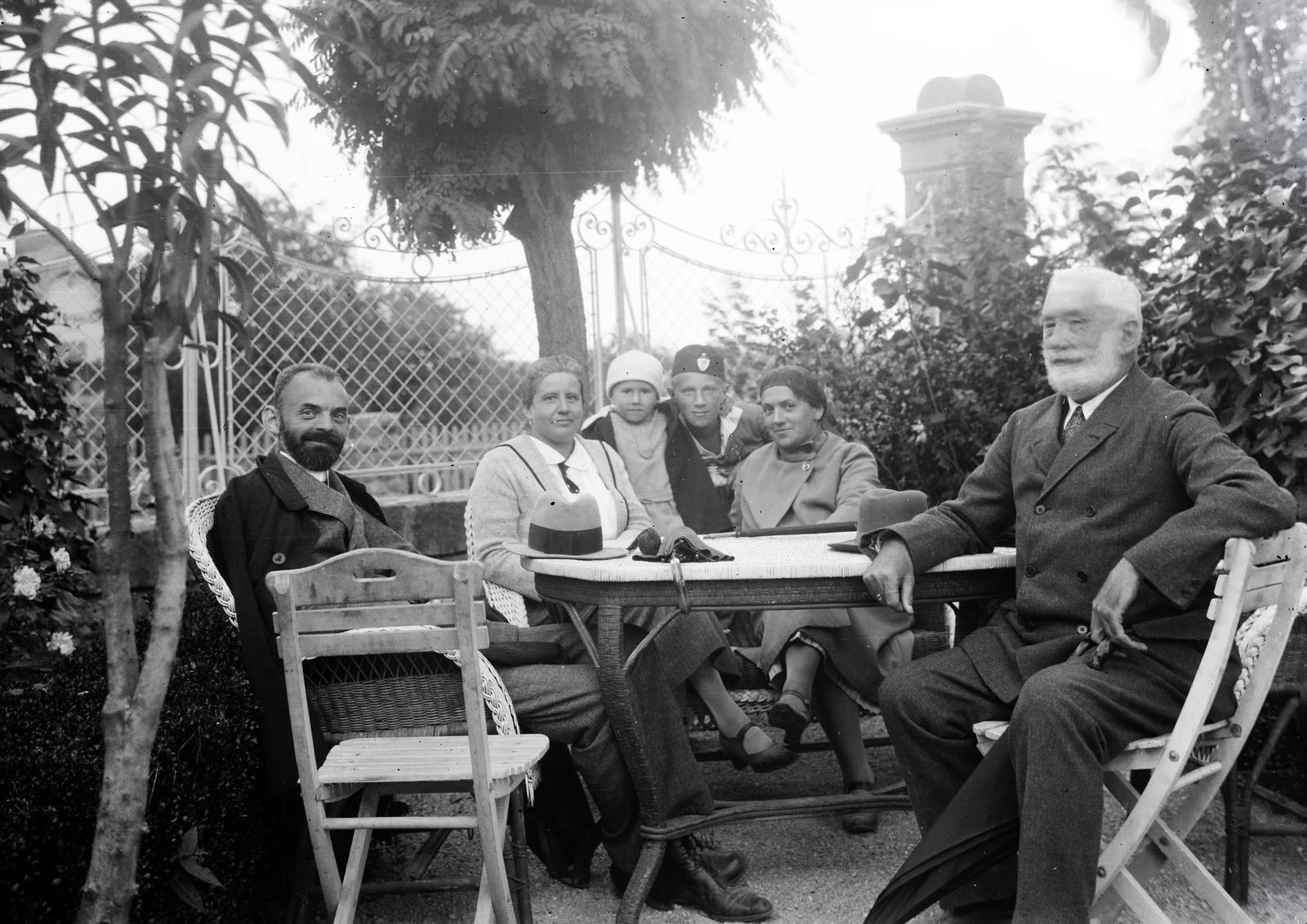 Magyarország, Balatonalmádi, a felvétel a Gecső-villa / Lujza-lak kertjében, a későbbi Bajcsy-Zsilinszky utca 36-38. szám alatti telken készült., 1920, Kenderessy Tibor, kerítés, Haidekker-márka, Fortepan #292928