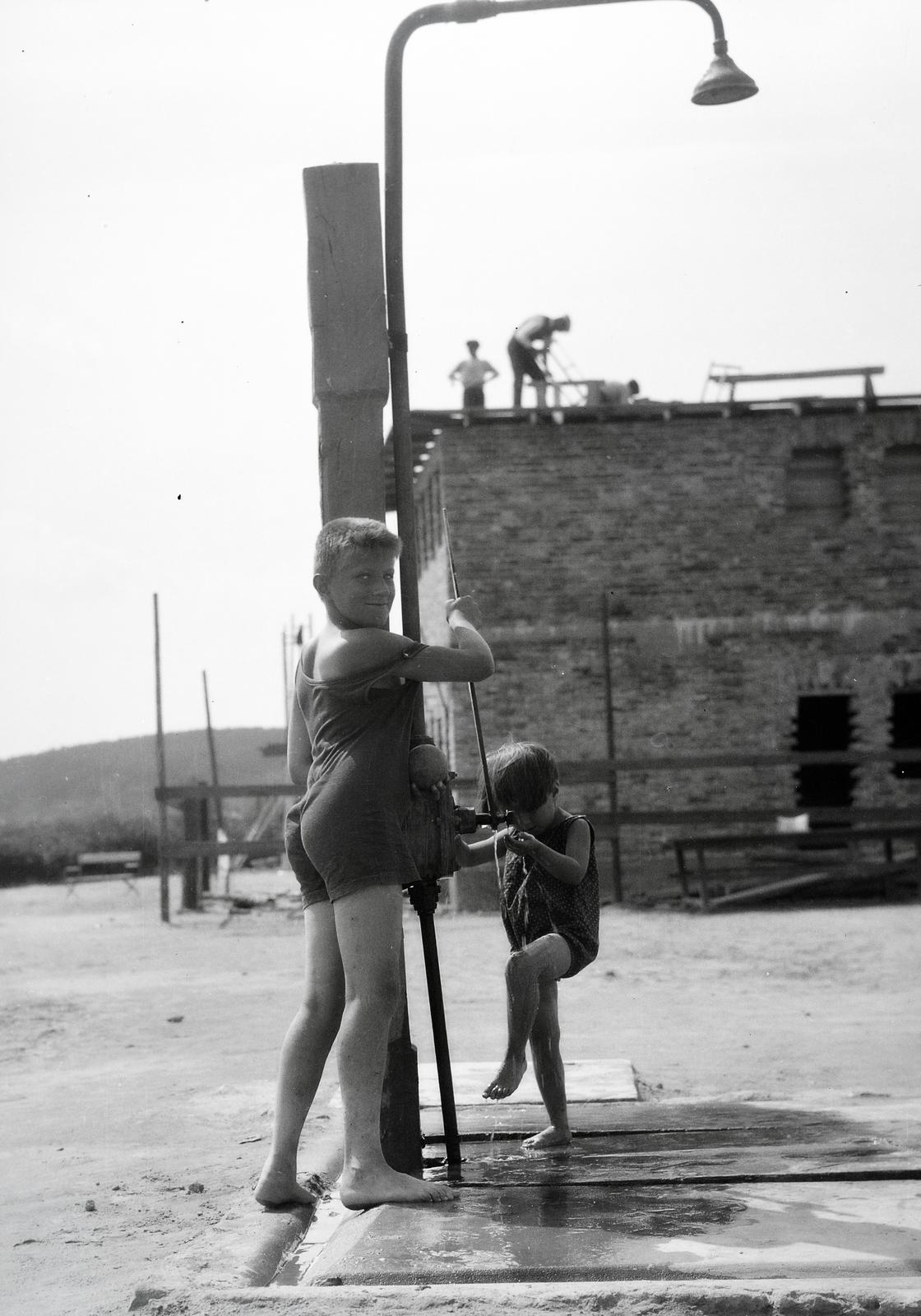 Hungary, Margit Islands, Budapest, Palatinus Strandfürdő., 1935, Kenderessy Tibor, kids, shower, Fortepan #292936