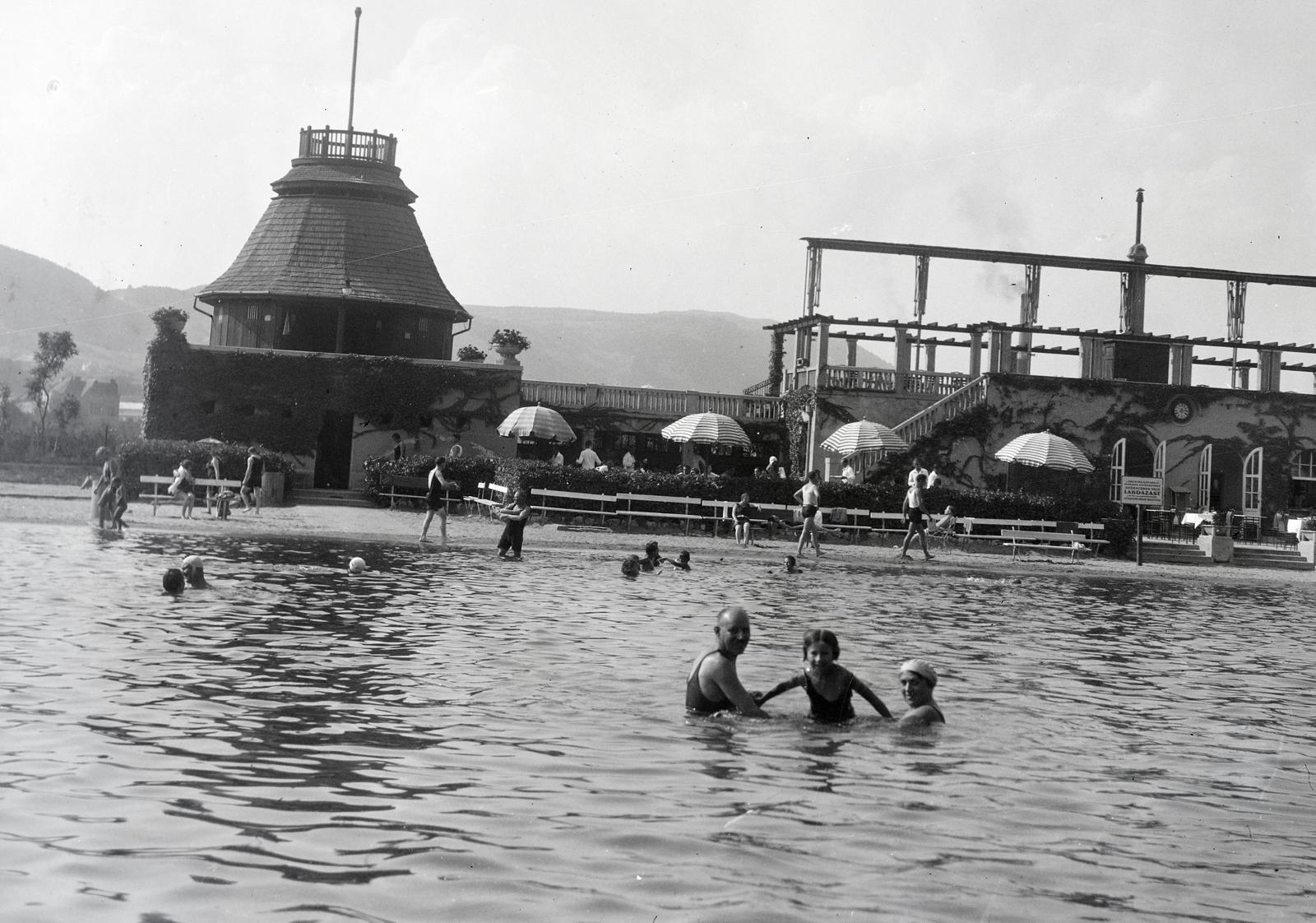 Magyarország, Margitsziget, Budapest, Palatinus Strandfürdő., 1935, Kenderessy Tibor, fürdőzés, napernyő, Fortepan #292937