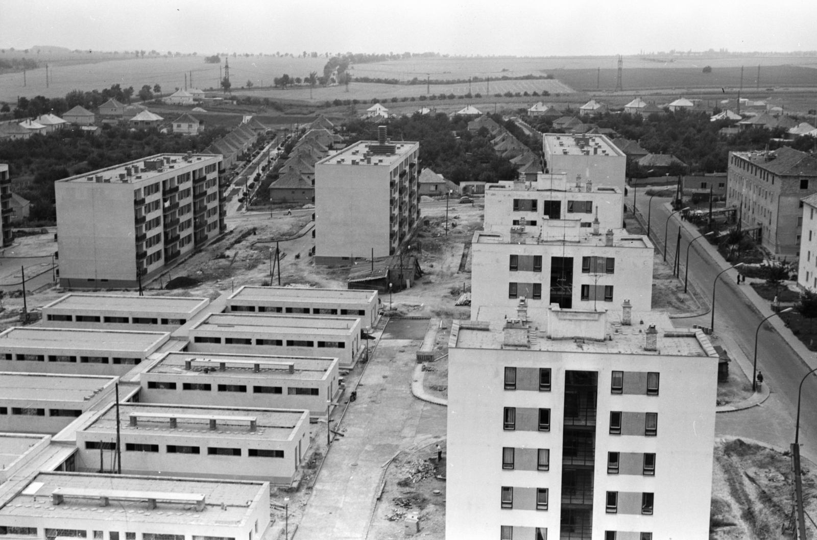 Hungary, Veszprém, kilátás az Egyetem (Schönherz Zoltán) utcai tízemeletes lakóházból a Stadion utca felé., 1966, Építésügyi Dokumentációs és Információs Központ, VÁTI, cityscape, view, Fortepan #29294