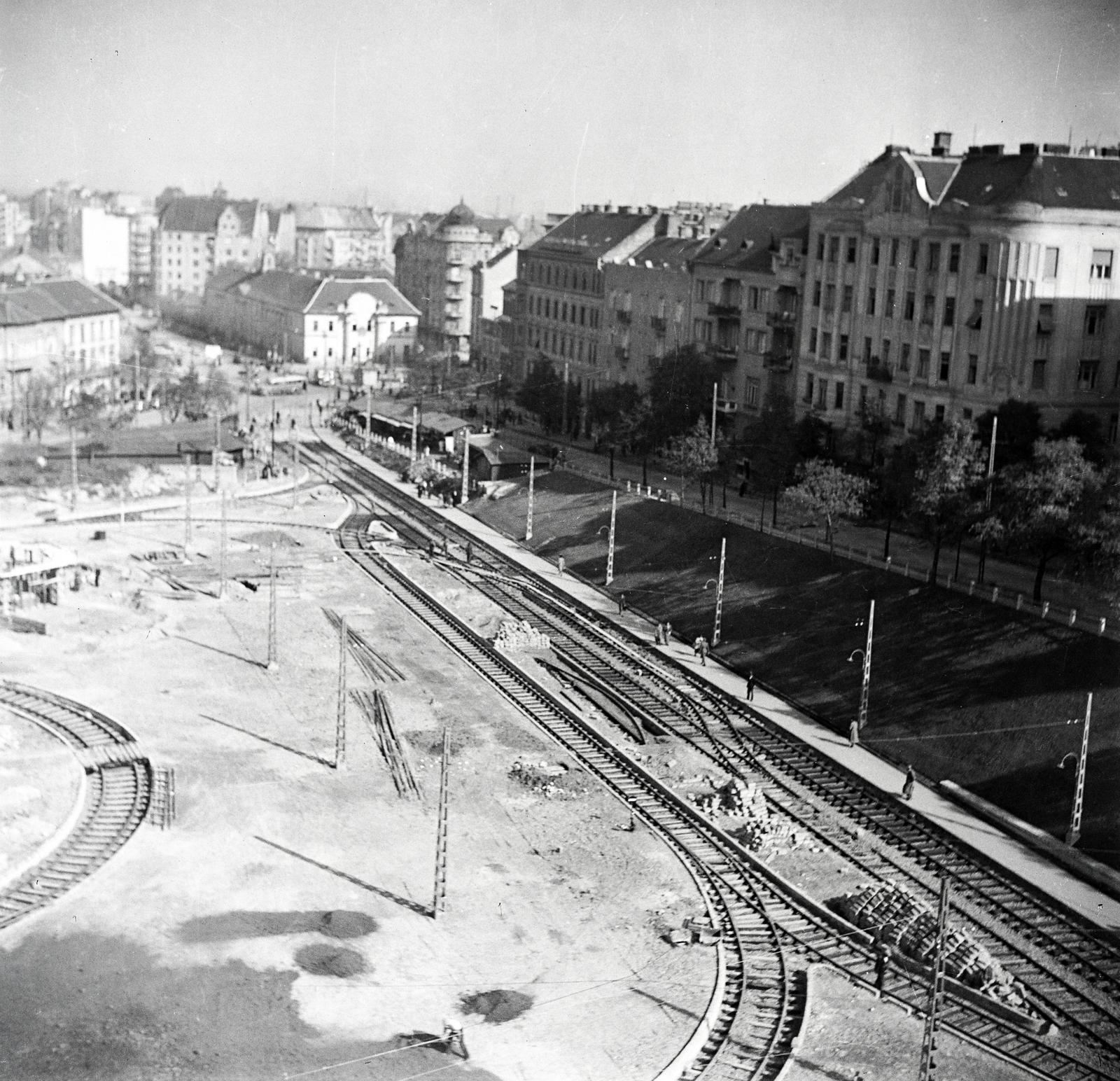 Hungary, Budapest II.,Budapest I., Széll Kálmán tér, kilátás a Postapalotából a Széna tér felé. Jobbra a Vérmező út házsora., 1940, Kenderessy Tibor, Budapest, Fortepan #292944
