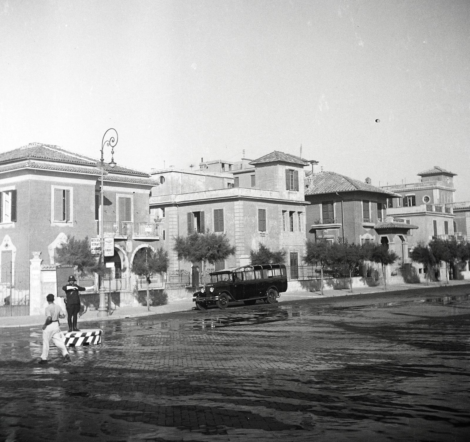 Italy, Lungomare Paolo Toscanelli a Via degli Acilii torkolatánál., 1936, Kenderessy Tibor, cop, directing traffic, Fortepan #292947