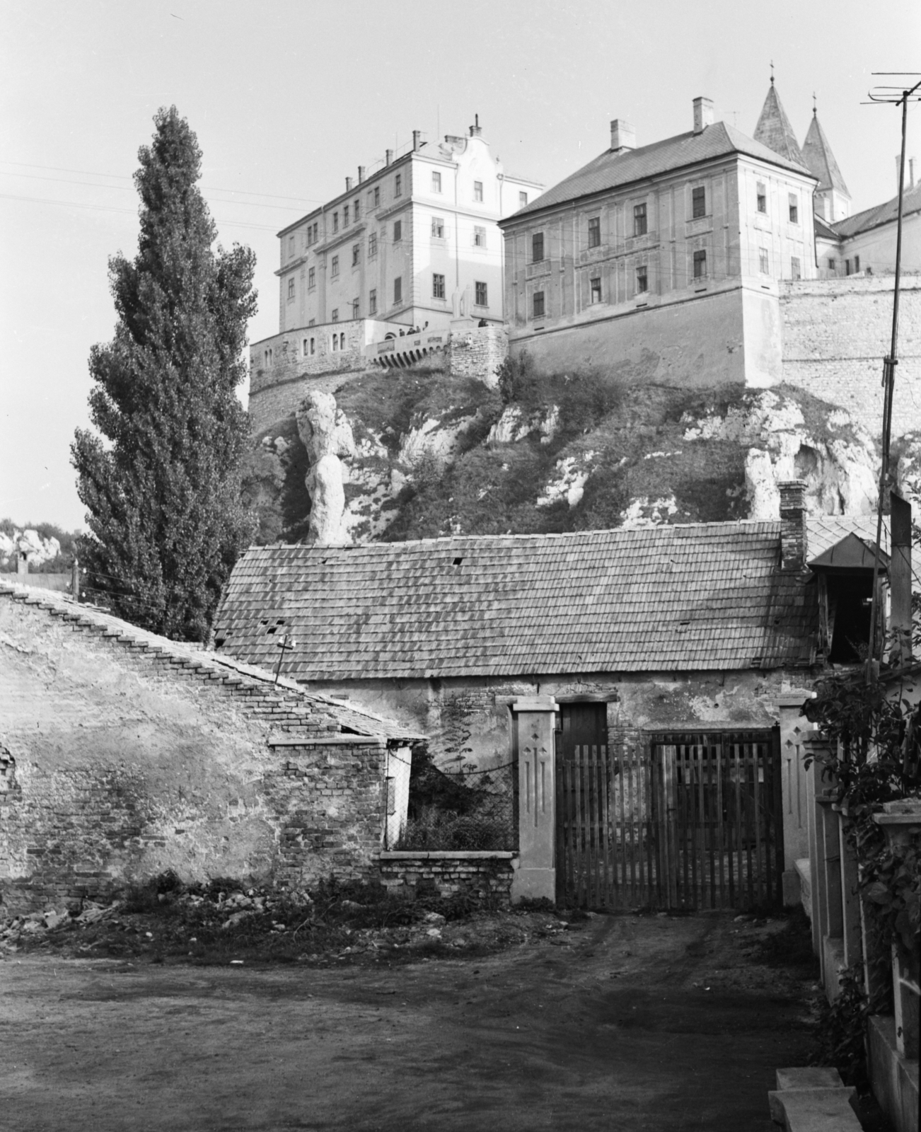 Hungary, Veszprém, Miklós (Traktor) utca, fenn a Várkilátó., 1966, Építésügyi Dokumentációs és Információs Központ, VÁTI, street view, cityscape, Fortepan #29295