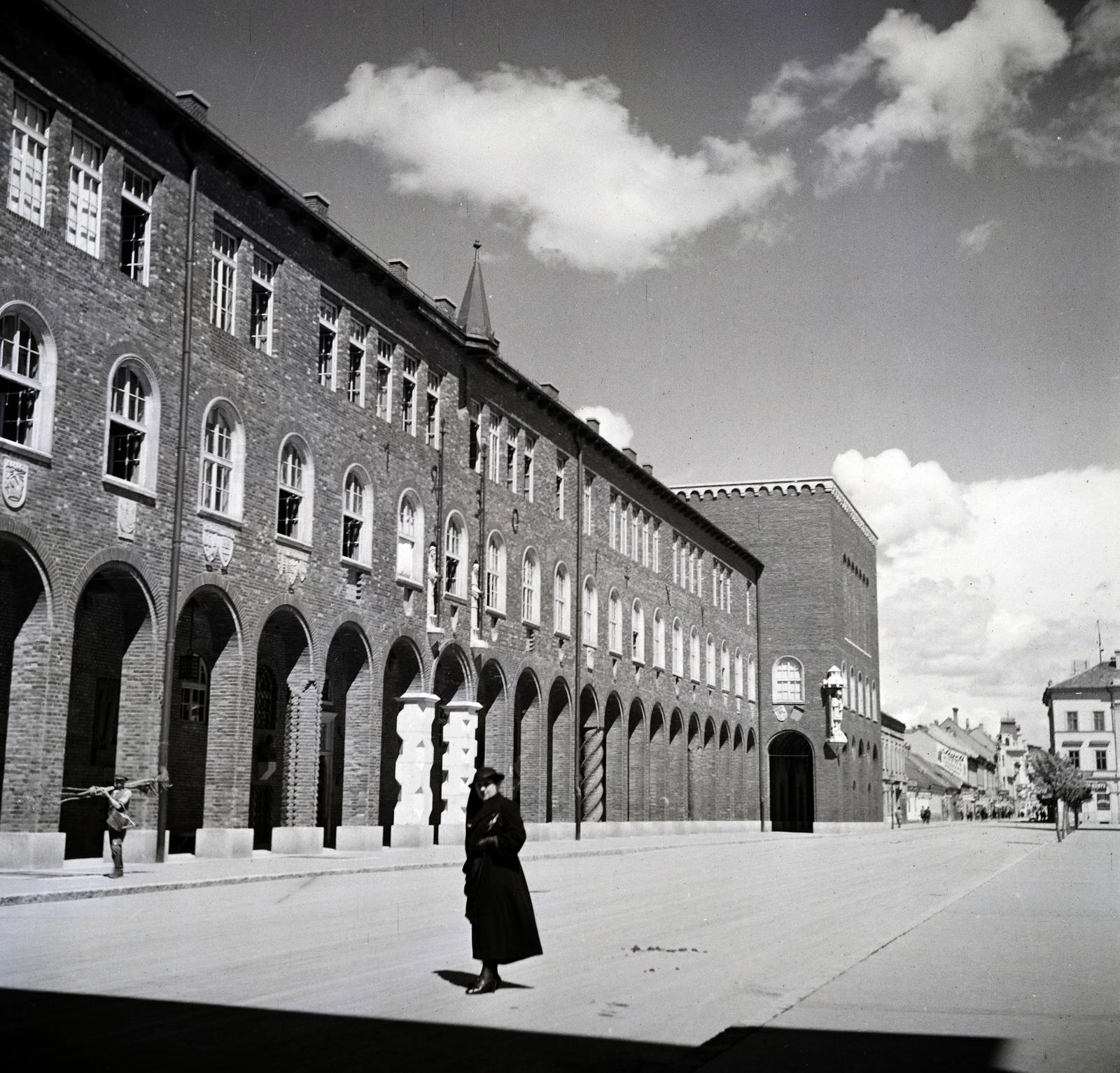 Magyarország, Szeged, Dóm tér, balra az árkád alatt a Nemzeti Emlékcsarnok., 1936, Kenderessy Tibor, Fortepan #292958