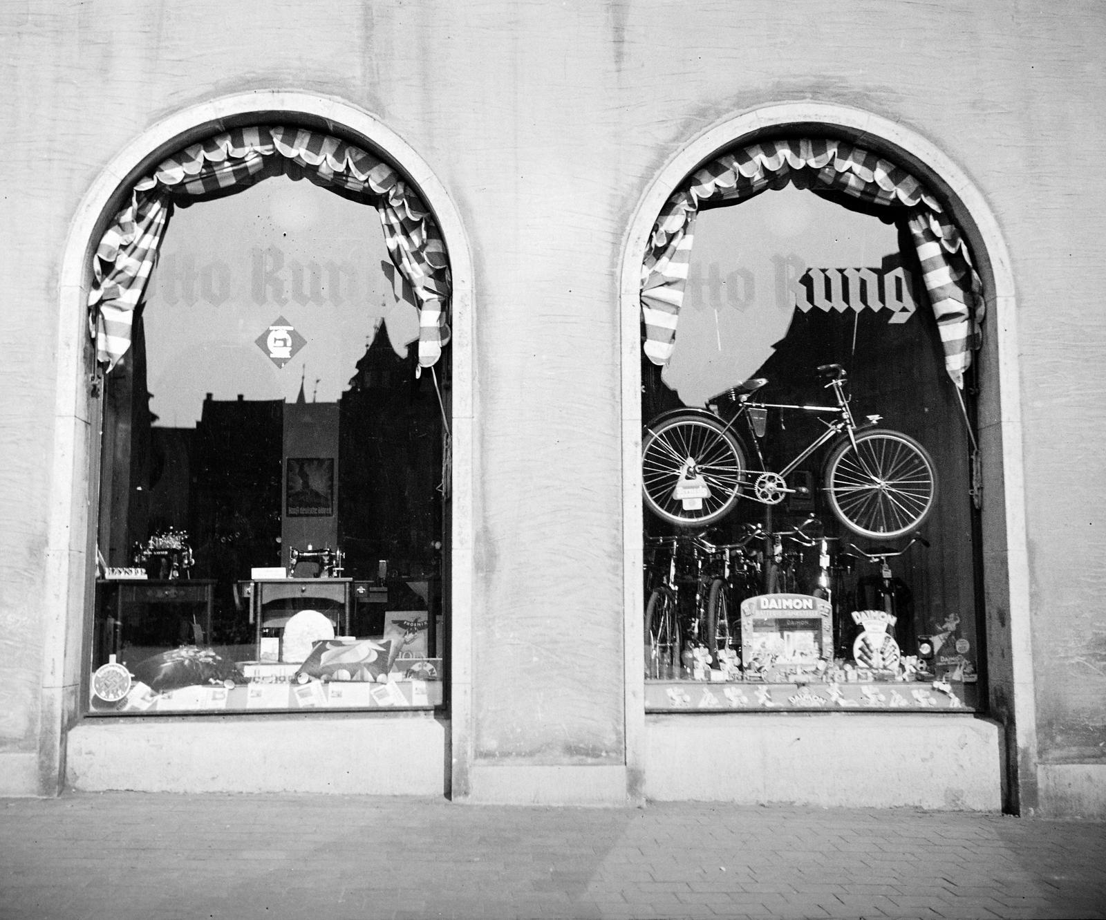 Germany, Nuremberg, Hauptmarkt (Adolf-Hitler-Platz) 12., Otto Runge varrógép- és kerékpár-kereskedése, 1936, Kenderessy Tibor, Best of, bicycle, Show window, sewing machine, Fortepan #292963