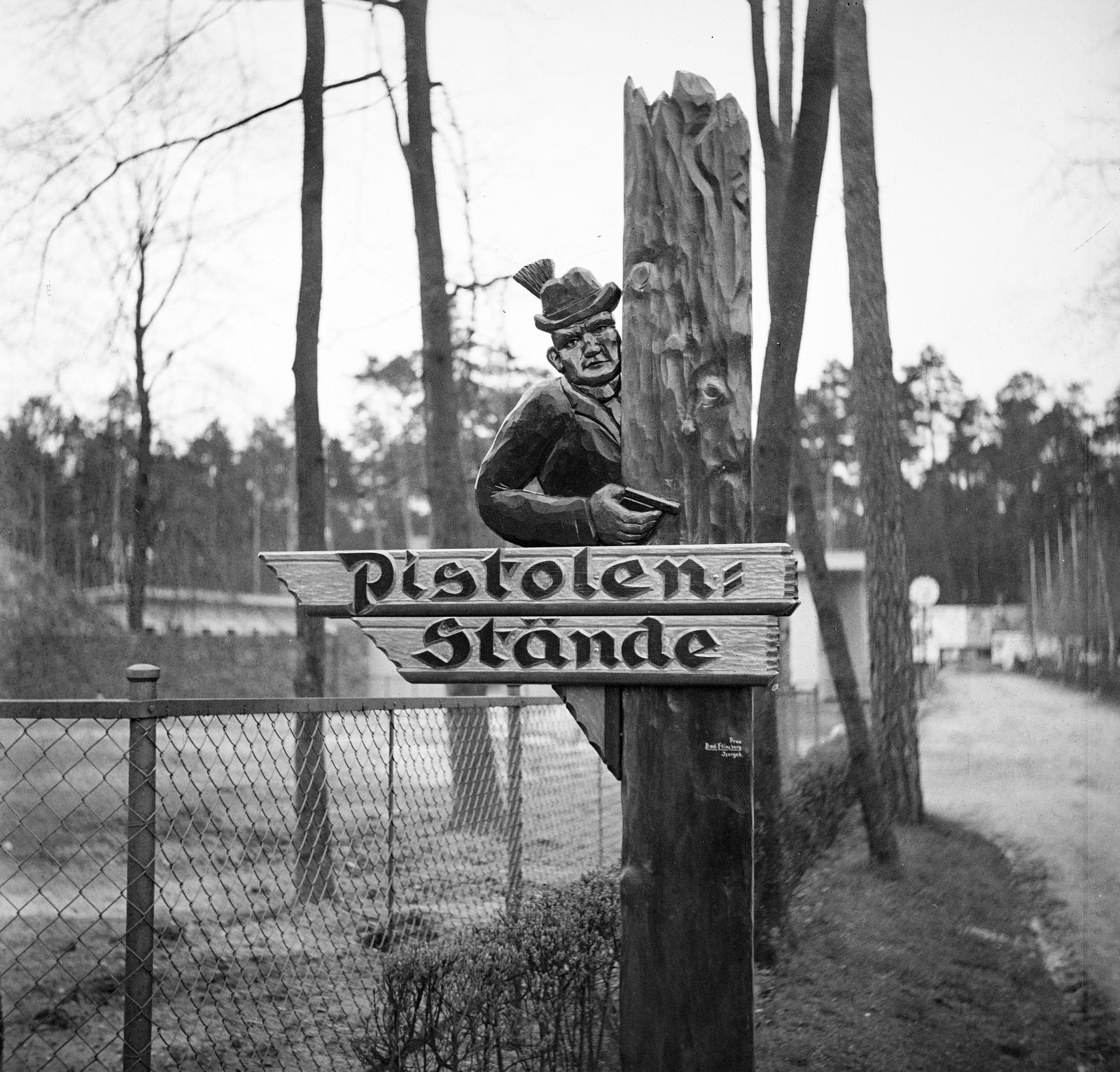 Germany, Berlin, Stahnsdorfer Damm 12., a Wannse városrész erdős területén, útjelzötábla a XI. nyári olimpiai játékok pisztolylövészet lőállásaihoz., 1936, Kenderessy Tibor, Fortepan #292964