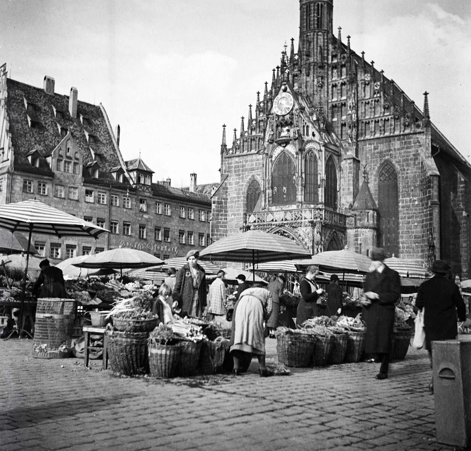Németország, Nürnberg, Hauptmarkt, jobbra a Frauenkirche., 1936, Kenderessy Tibor, Fortepan #292967