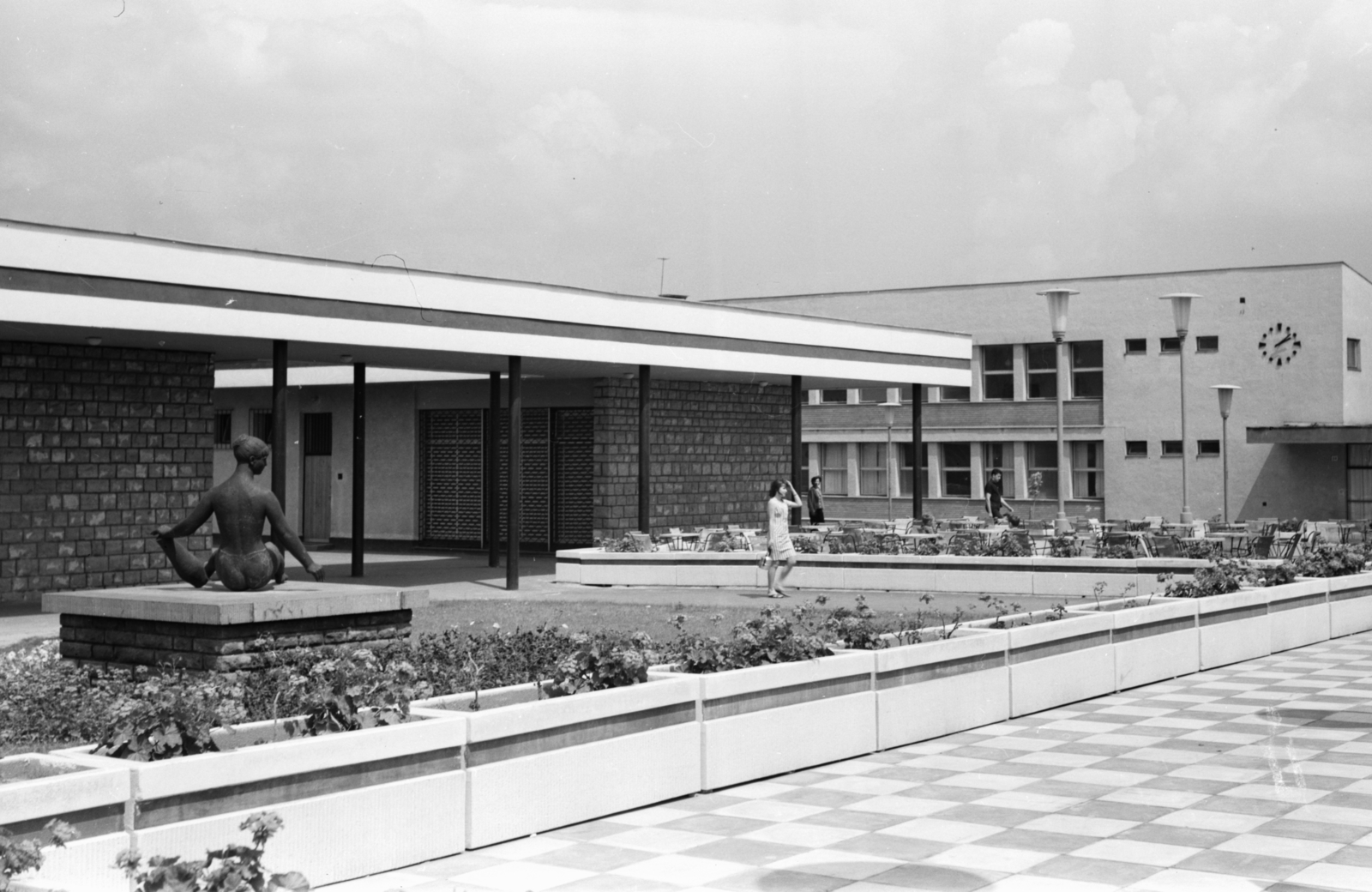 Magyarország, Veszprém, Csermák Antal utca, Stadion vendéglő és a Kiss Lajos (később Simonyi Zsigmond Ének-Zenei és Testnevelési) Általános Iskola., 1966, Építésügyi Dokumentációs és Információs Központ, VÁTI, iskola, vendéglő, óra, szobor, nőalak, Fortepan #29297