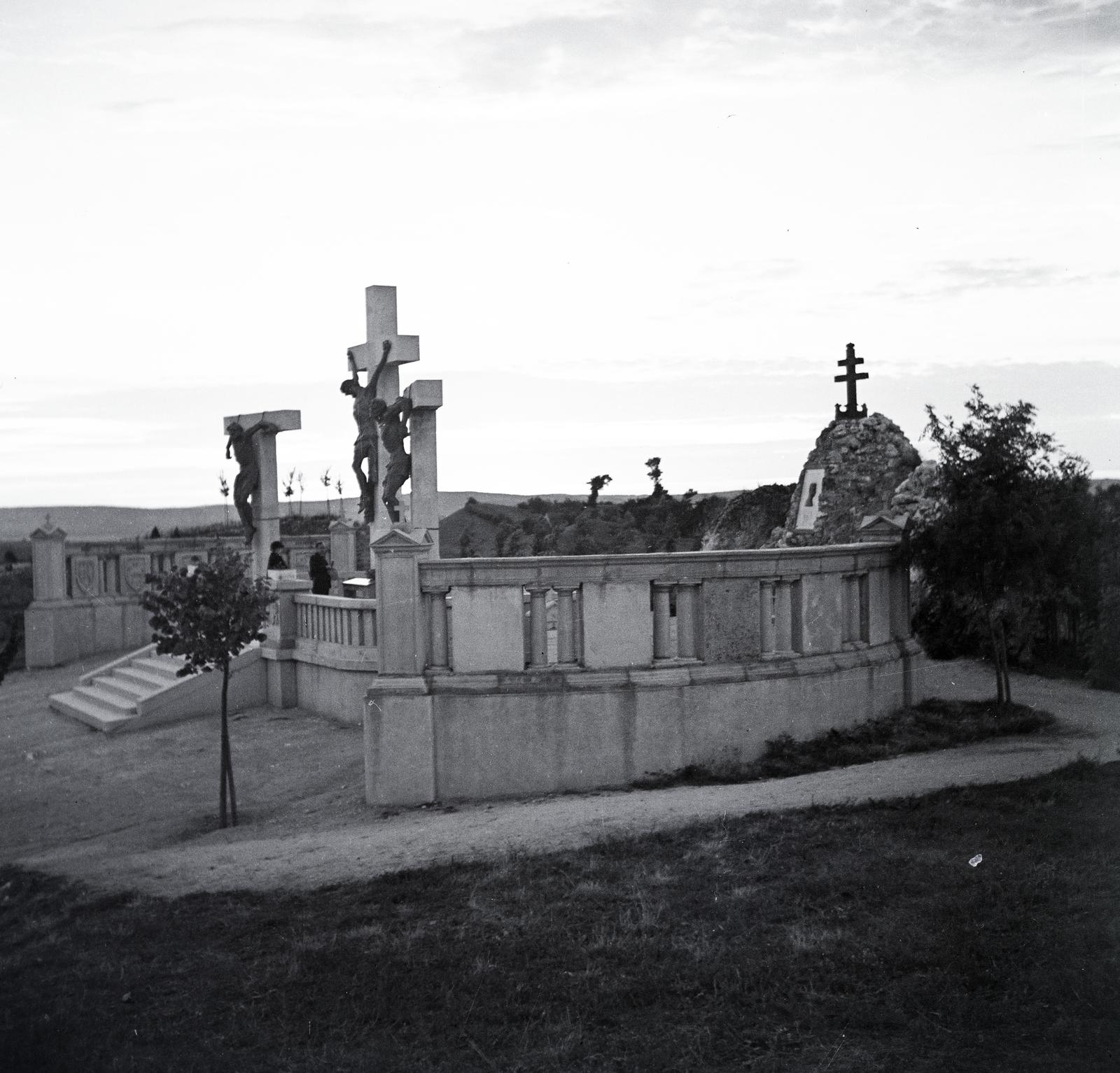 Hungary,Lake Balaton, Tihany, Attila domb, IV. Károly kálvária (Siklódy Lőrinc, 1927.), jobbra a hármas halom a király emléktáblájával., 1936, Kenderessy Tibor, Fortepan #292973