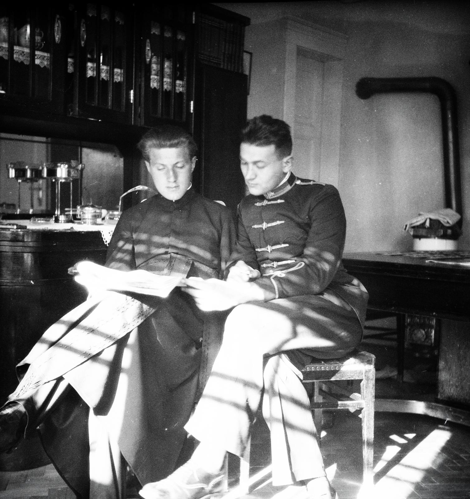 1931, Kenderessy Tibor, magyar katona, átvetett láb, pap, Fortepan #292981