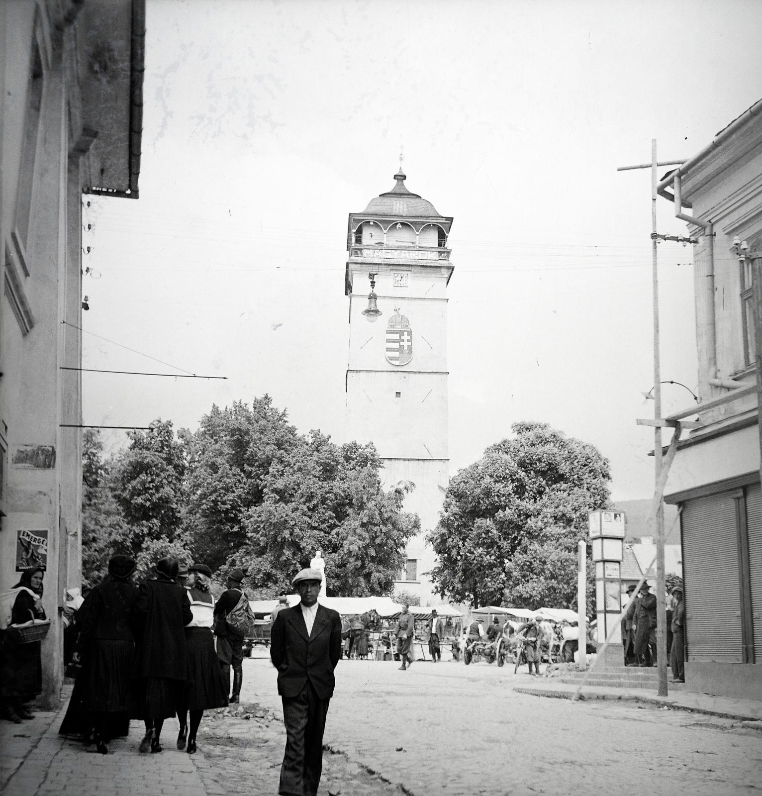 Slovakia, Rožňava, Betléri utca (Betliarska ulica), szemben a főtér (Námestie baníkov) és ott a Városi őrtorony előtt Andrássy Franciska grófnő mellszobra (Horvay János, Szamovolszky Ödön, 1905.)., 1939, Kenderessy Tibor, Fortepan #292983