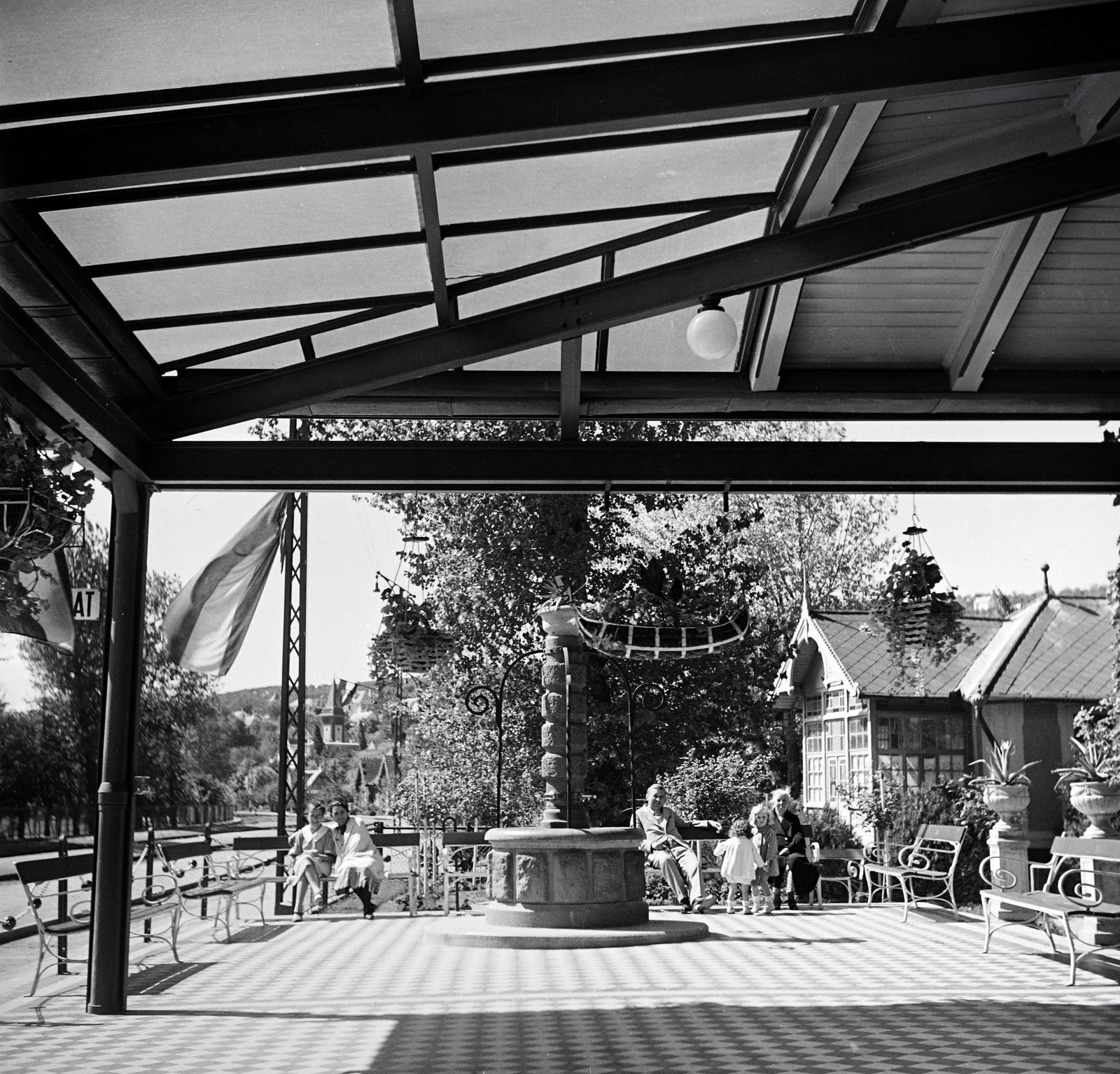 Hungary, Balatonalmádi, (ekkor Balatonalmádi fürdő) vasútállomás., 1939, Kenderessy Tibor, terrace, bench, Fortepan #292988