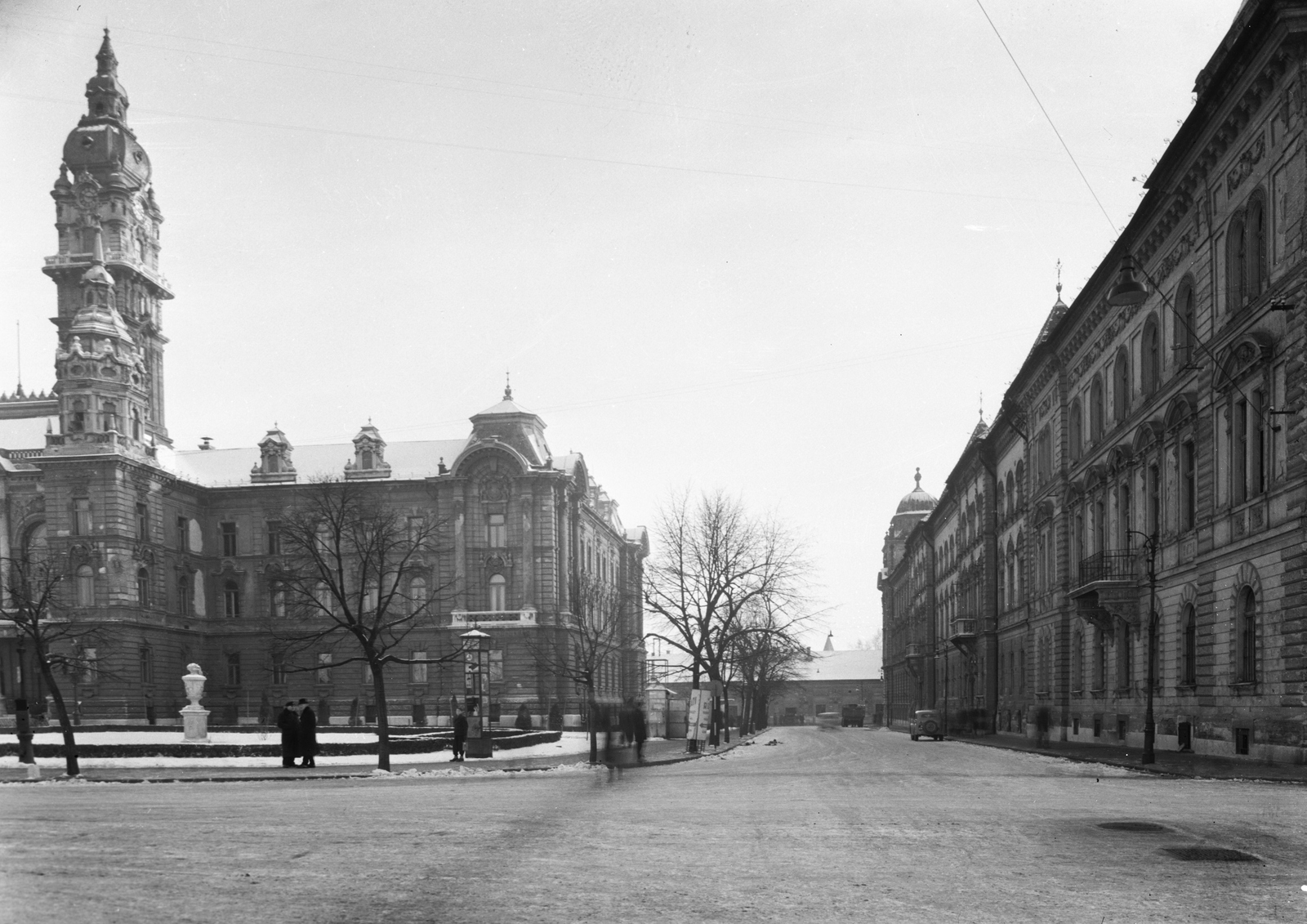 Hungary, Győr, a Szent István (Sztálin) út, balra a Városház (Szabadság) téren a Városháza., 1955, UVATERV, winter, street view, public building, Neo-Baroque-style, Jenő Hübner-design, Fortepan #2930