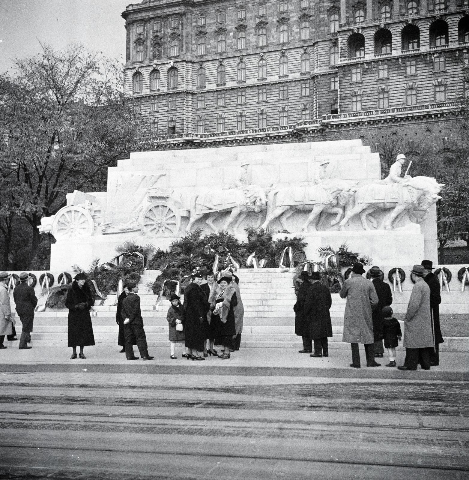 Magyarország, Budapest I., Dózsa György (Palota) tér, Ligeti Miklós alkotása (1937), a Lovas tüzérek hősi emlékműve (később Dózsa György szobra került a helyére). Fenn a Királyi Palota (később Budavári Palota)., 1937, Kenderessy Tibor, Budapest, Fortepan #293003