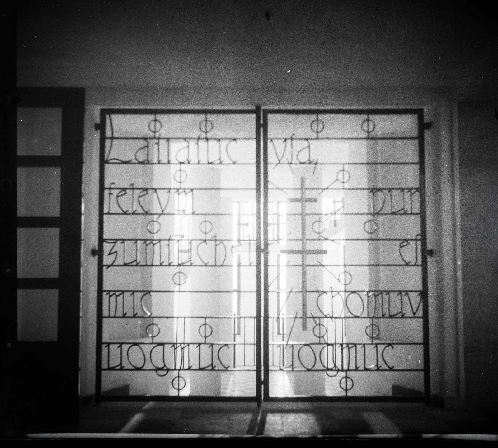 Hungary, Budapest XII., Németvölgyi út, Farkasréti temető, a templom harangtornyának (a későbbi kolumbárium) vaskapuja, amelyen a Halotti beszéd első szavai olvashatók., 1937, Kenderessy Tibor, Budapest, Fortepan #293004