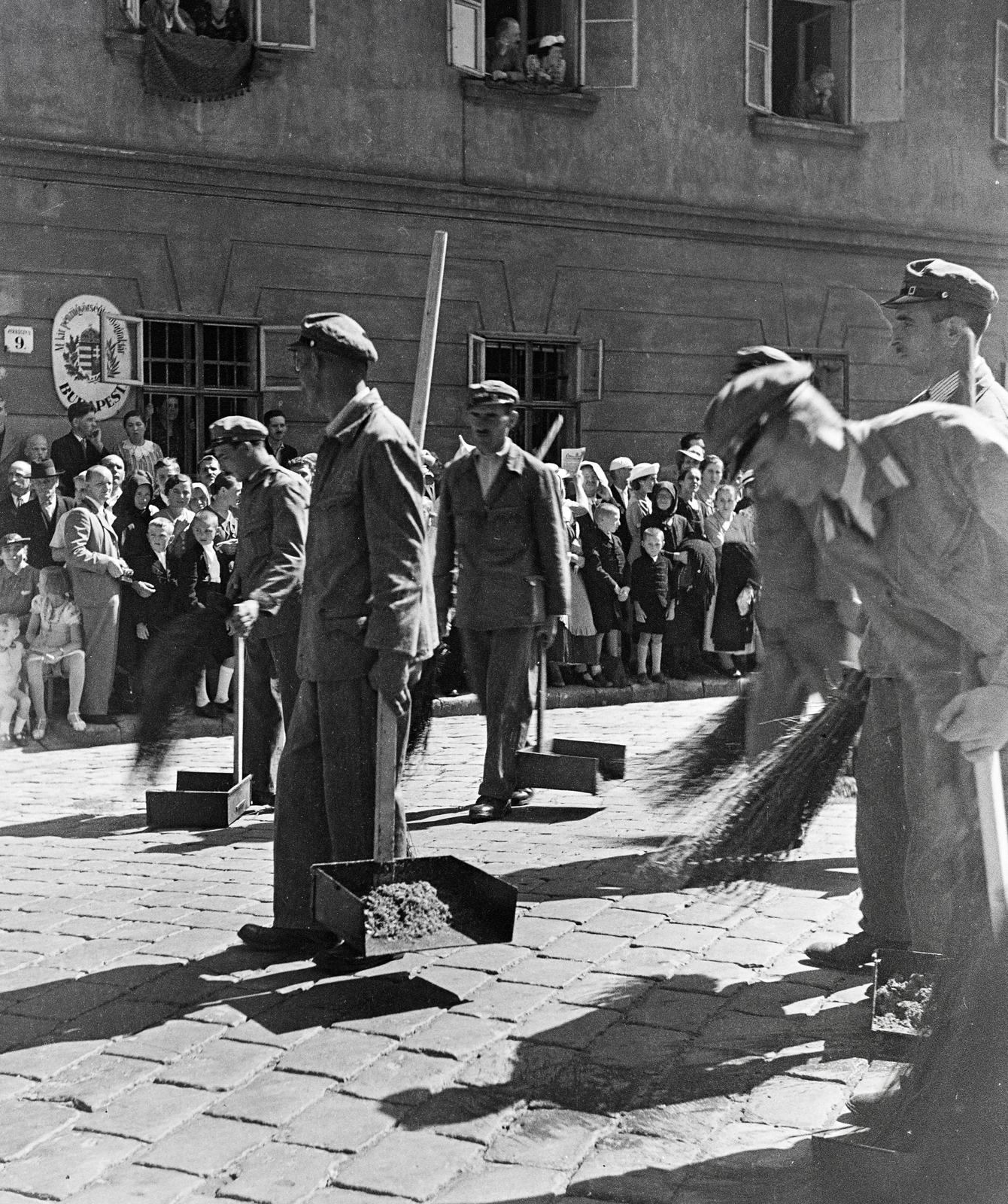 Hungary, Budapest I., Táncsics Mihály (Verbőczy) utca, a felvétel a 9-es számú ház előtt készült., 1937, Kenderessy Tibor, Best of, Budapest, sweeper, faeces, Fortepan #293005
