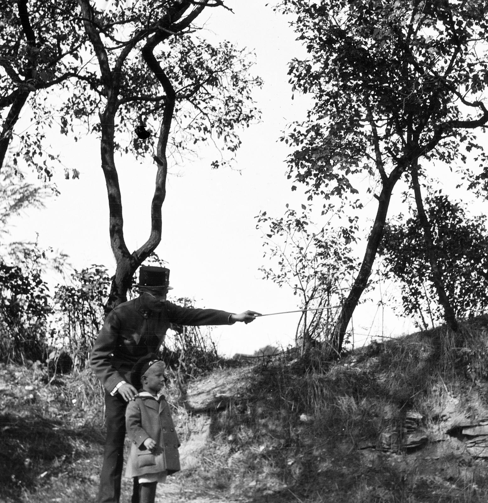 1918, Kenderessy Tibor, point a finger, photo aspect ratio: square, Fortepan #293013