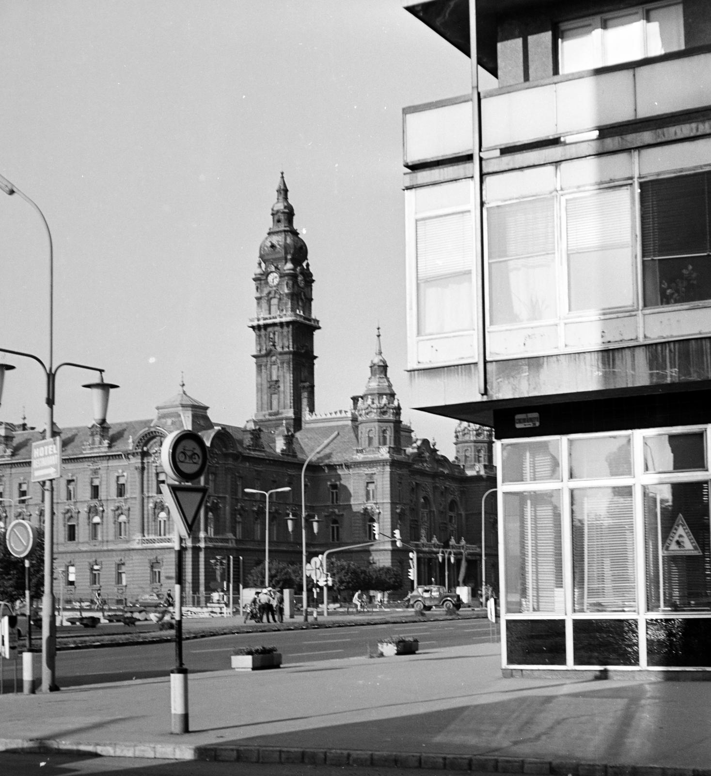 Magyarország, Győr, Czuczor Gergely utca - Szent István út (Tanácsköztársaság útja) sarok, jobbra a Rába Hotel. Szemben a Városháza., 1975, Kenderessy Tibor, Fortepan #293018