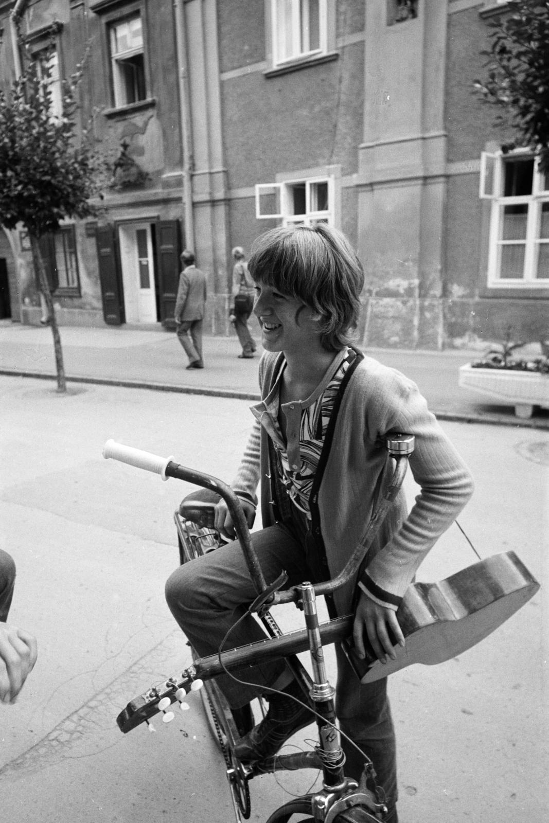 1973, Kenderessy Tibor, guitar, bicycle, Fortepan #293038