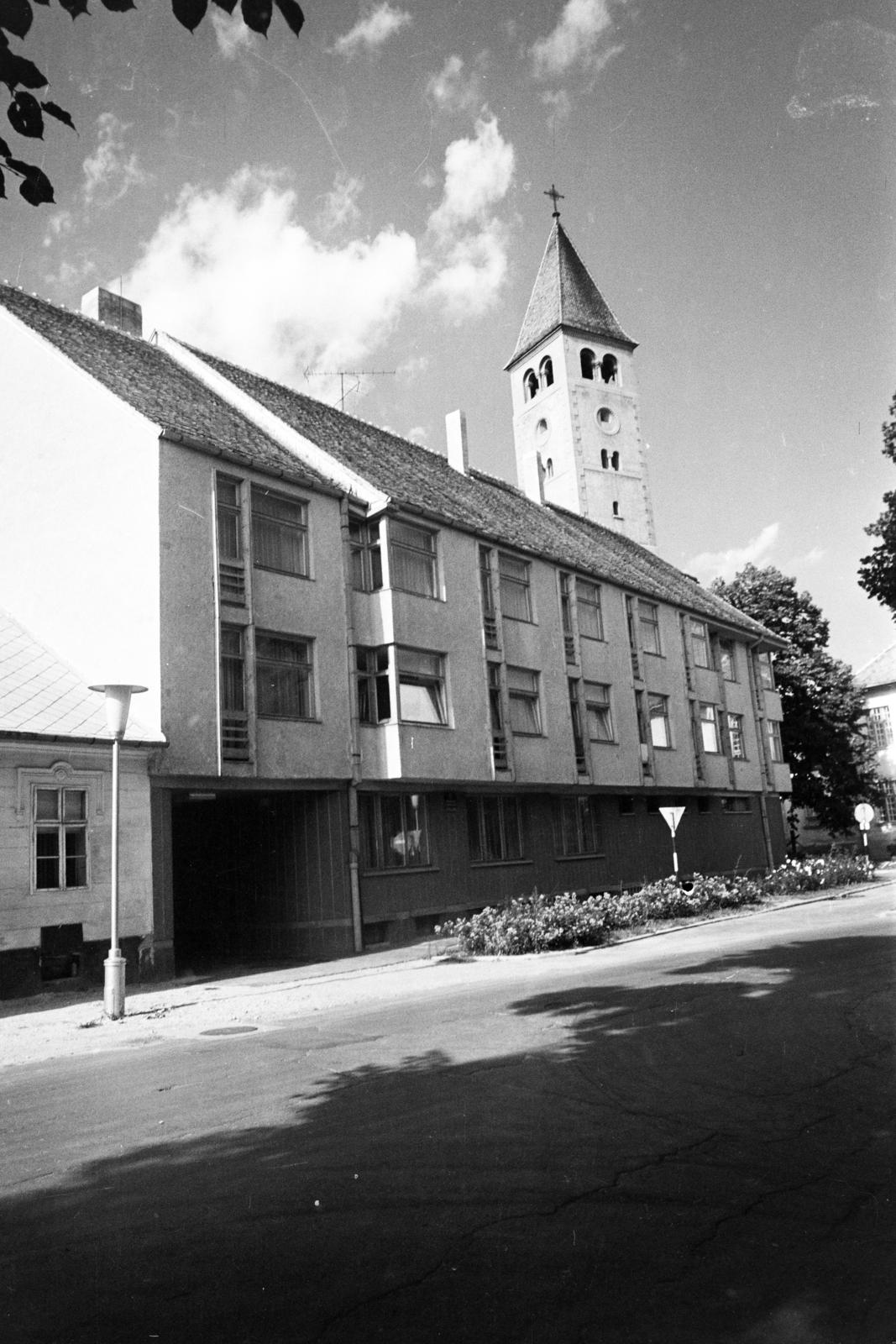 Hungary, Kőszeg, Várkör 44., szakközépiskolai kollégium, háttérben az evangélikus templom harangtornya., 1973, Kenderessy Tibor, modern architecture, Fortepan #293042