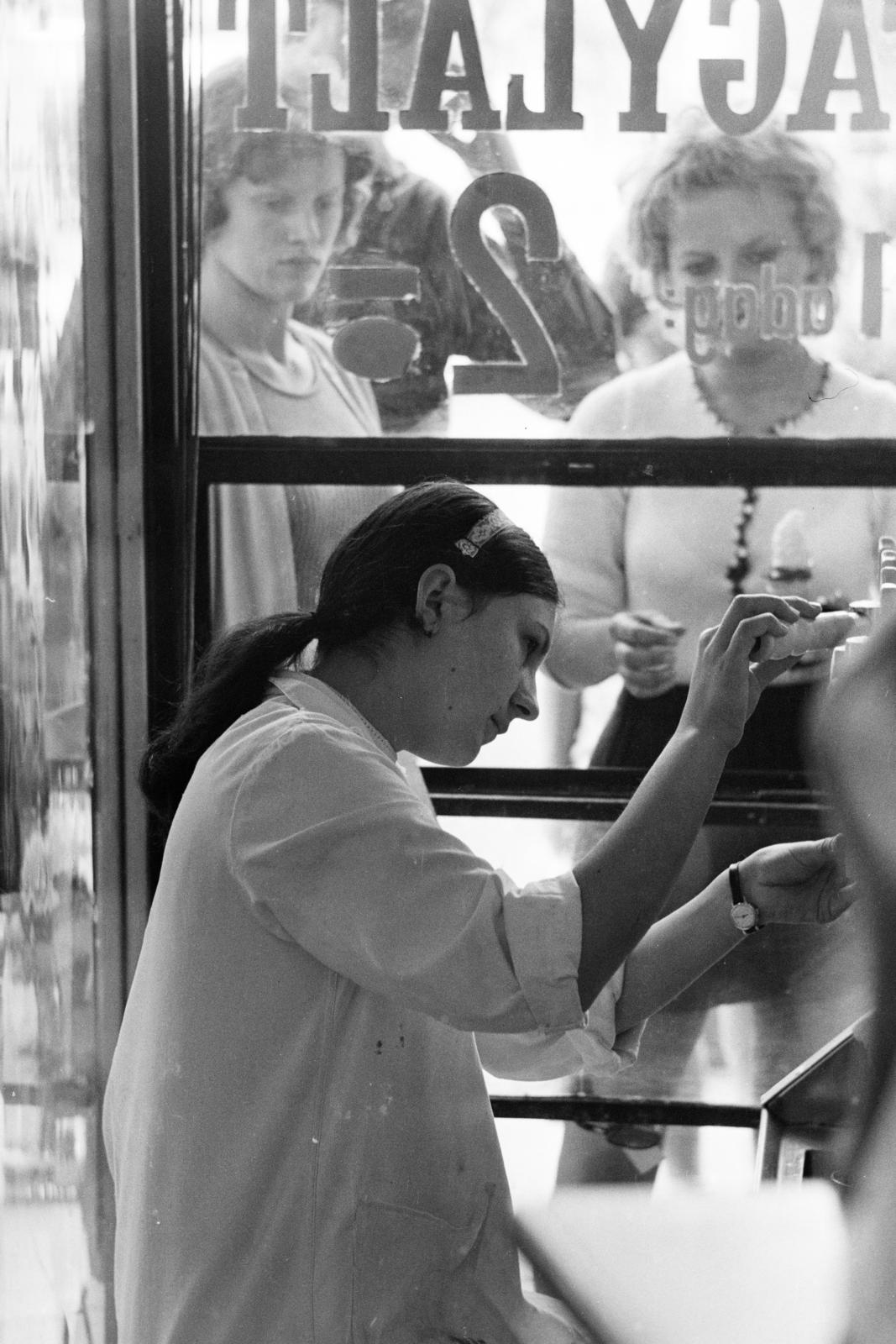 1973, Kenderessy Tibor, ice cream seller, Fortepan #293043