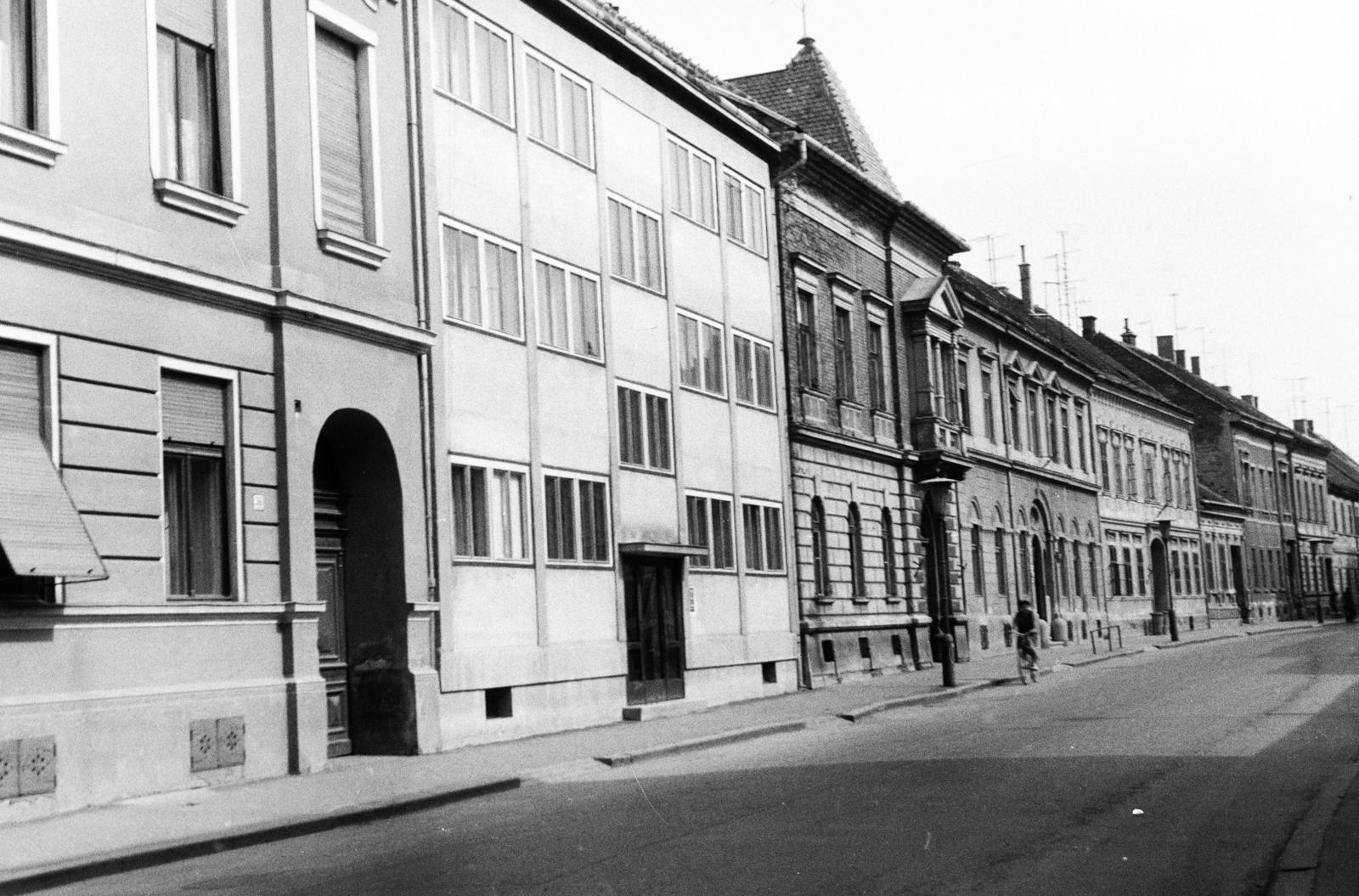 Magyarország, Szombathely, a Szily János (Alkotmány) utca páros oldala a Petőfi Sándor utca felől a Berzsenyi tér felé nézve., 1966, Kenderessy Tibor, Fortepan #293047