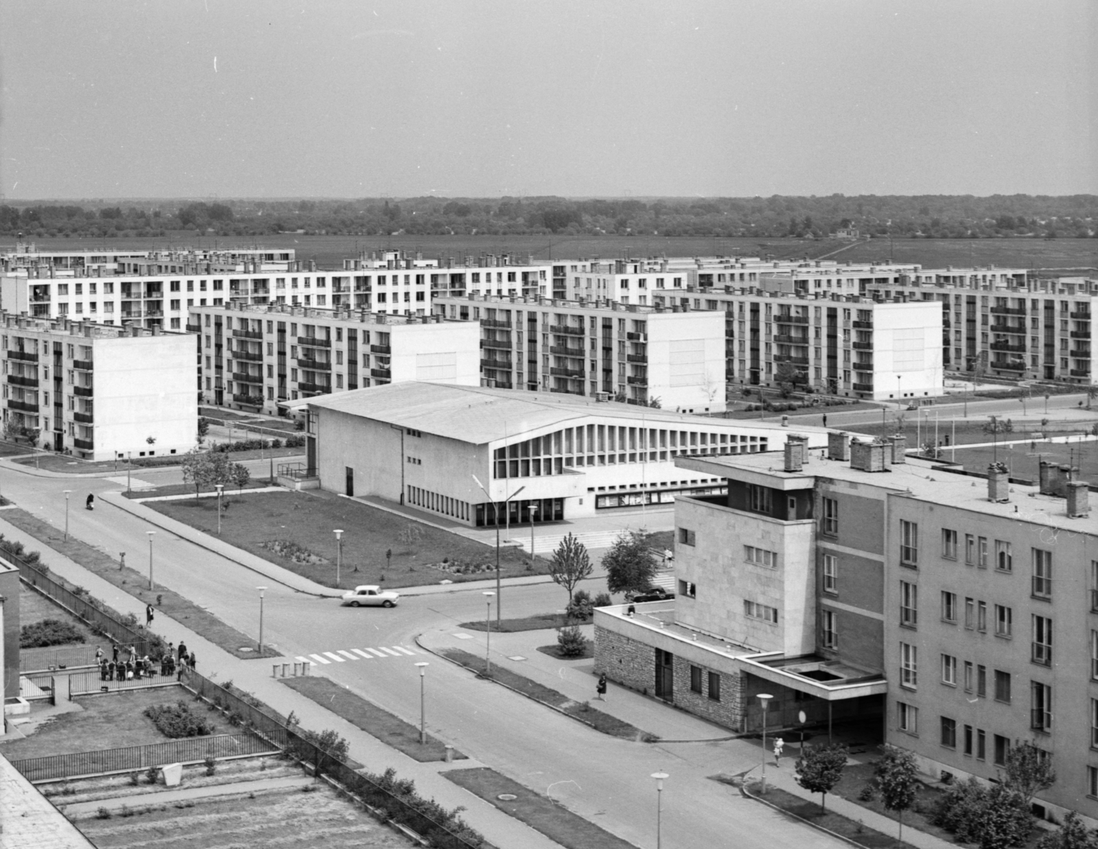 Hungary, Tiszaújváros, (Tiszaszederkény) Kazinczy út, középen a Derkovits Kulturális Központ., 1969, Építésügyi Dokumentációs és Információs Központ, VÁTI, Fortepan #29305