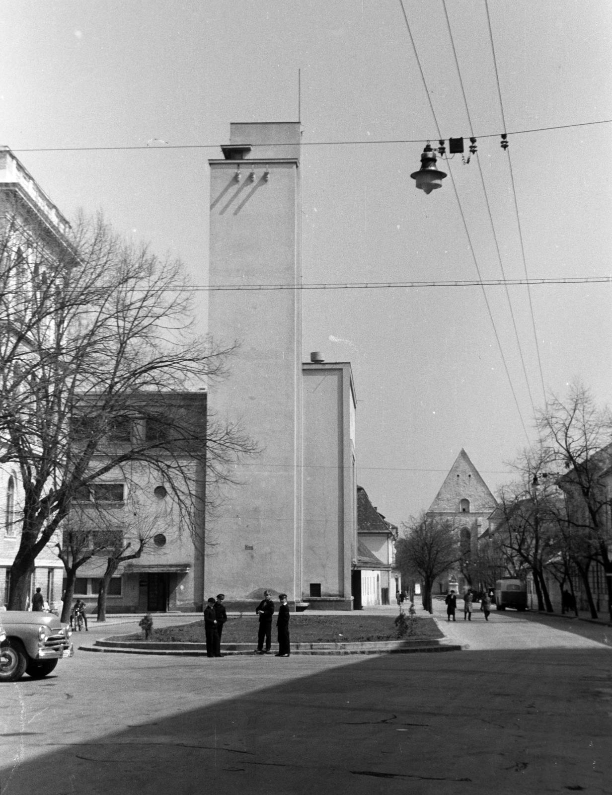 Románia,Erdély, Kolozsvár, Farkas utca (Strada Mihail Kogălniceanu), előtérben a 3. szám alatti Egyetemiek Háza, jobbra a háttérben a református templom., 1970, Kenderessy Tibor, Fortepan #293055