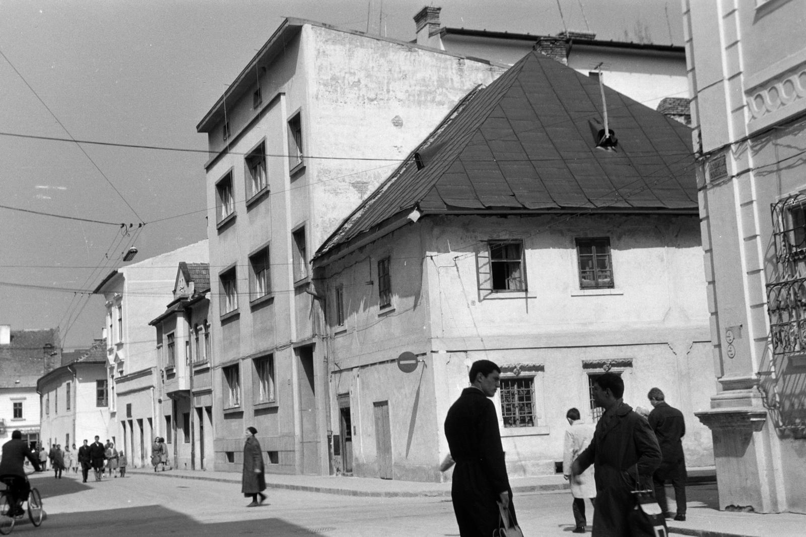 Románia,Erdély, Kolozsvár, a Király utca (Strada Ion I. C. Brătianu) és Minorita köz (Strada Hermann Oberth) sarkán az Aranyműves-ház, más néven Újhelyi-ház (Casa Aurarului)., 1970, Kenderessy Tibor, Fortepan #293056