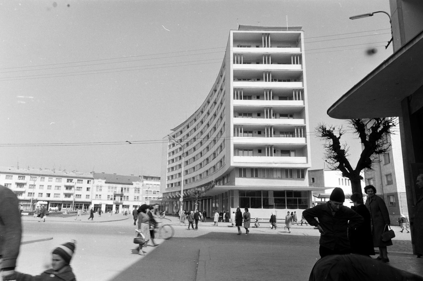 Románia,Erdély, Kolozsvár, Széchenyi tér (Piata Mihai Viteazul)., 1970, Kenderessy Tibor, modern építészet, Fortepan #293057