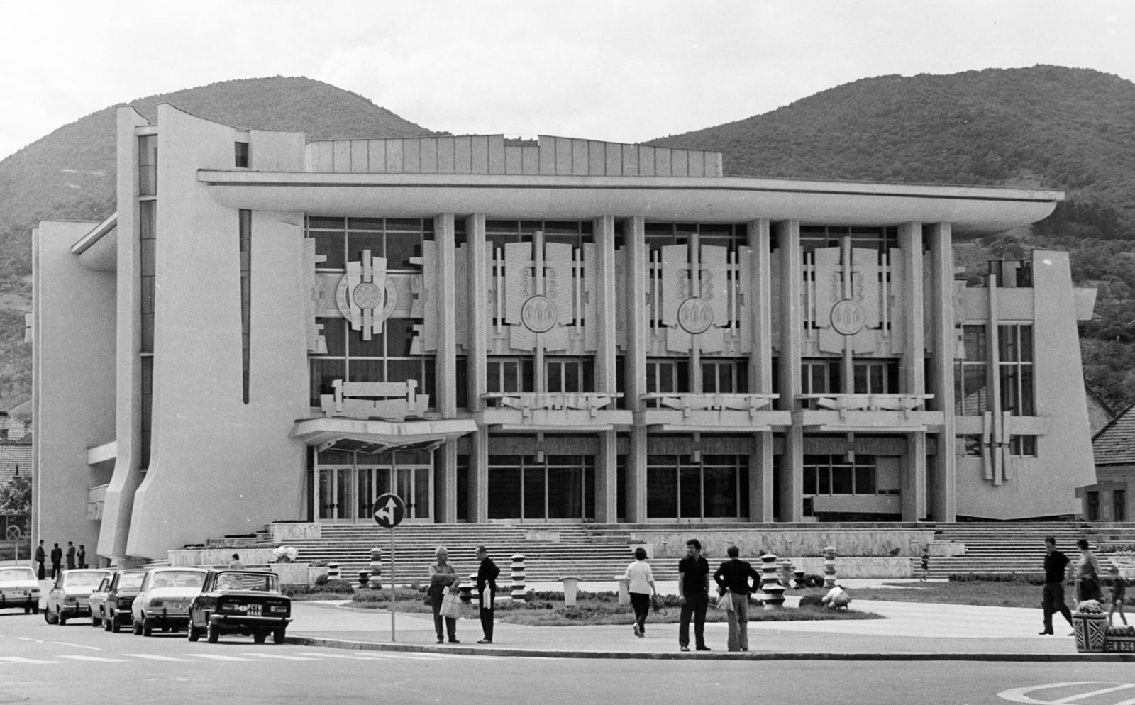 Románia,Erdély, Déva, Piața Victoriei 4., Centrul Cultural Drăgan Muntean., 1970, Kenderessy Tibor, Fortepan #293061