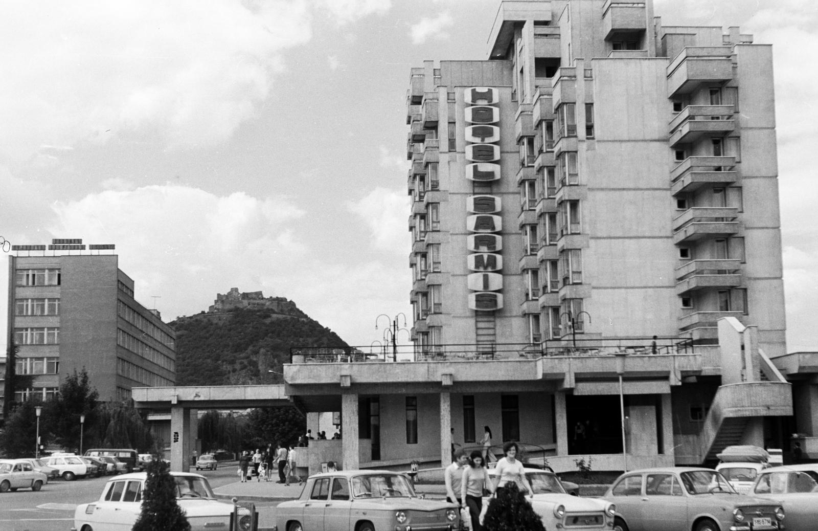 Románia,Erdély, Déva, Strada Mareșal Averescu, Sarmis Hotel. Háttérben a Várhegy., 1970, Kenderessy Tibor, Fortepan #293065