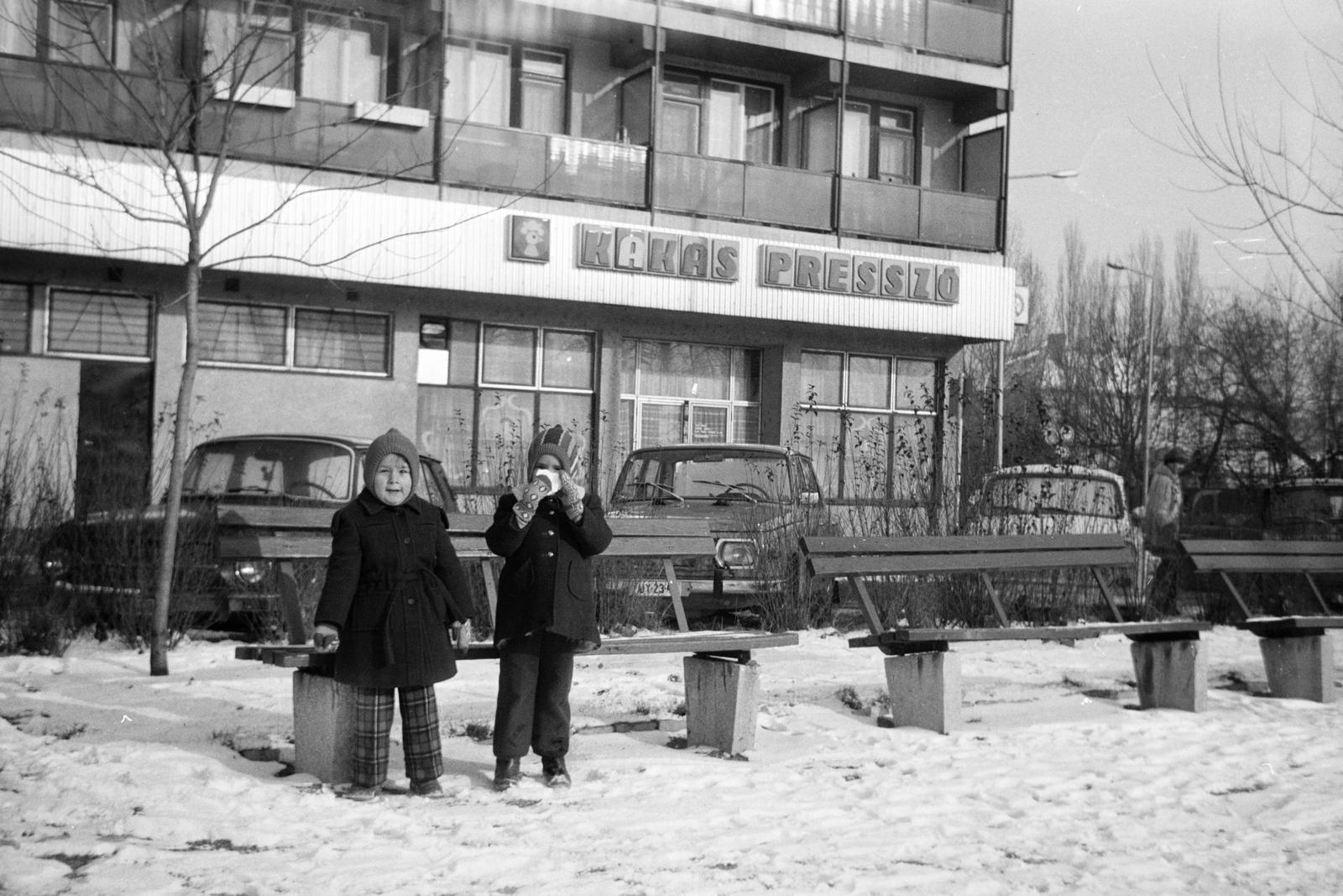 Hungary, Békéscsaba, Boczkó Dániel tér (egykor 1919-esek tere), jobbra az Andrássy út (Tanácsköztárság útja)., 1974, Kenderessy Tibor, Fortepan #293070
