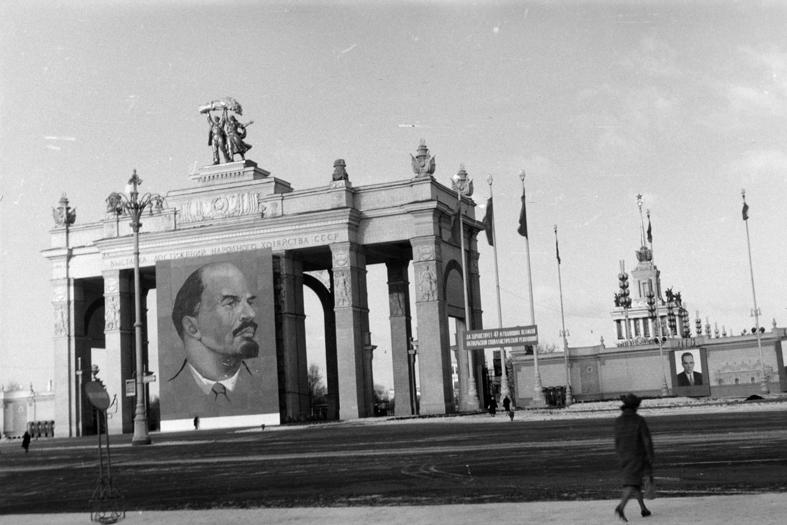 Oroszország, Moszkva, Népgazdaság Eredményeinek Kiállítása (később Összoroszországi Kiállítási Központ), főbejárat., 1968, Kenderessy Tibor, politikai dekoráció, Lenin-ábrázolás, cirill írás, Fortepan #293072