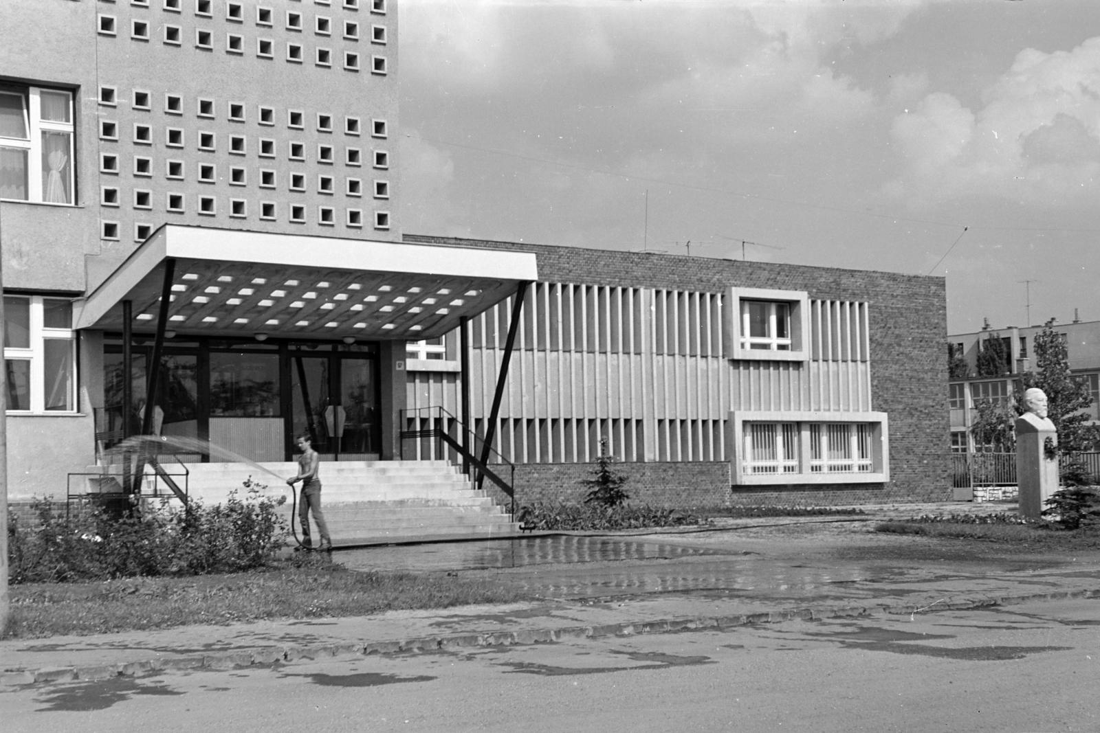 Magyarország, Székesfehérvár, Szabadságharcos út 57., Ybl Miklós Gimnázium és Szakközépiskola (később Kodolányi János Gimnázium). Jobbra Ungvári Lajos szobrászművész alkotása Ybl Miklós mellszobra (1965)., 1971, Kenderessy Tibor, Fortepan #293100